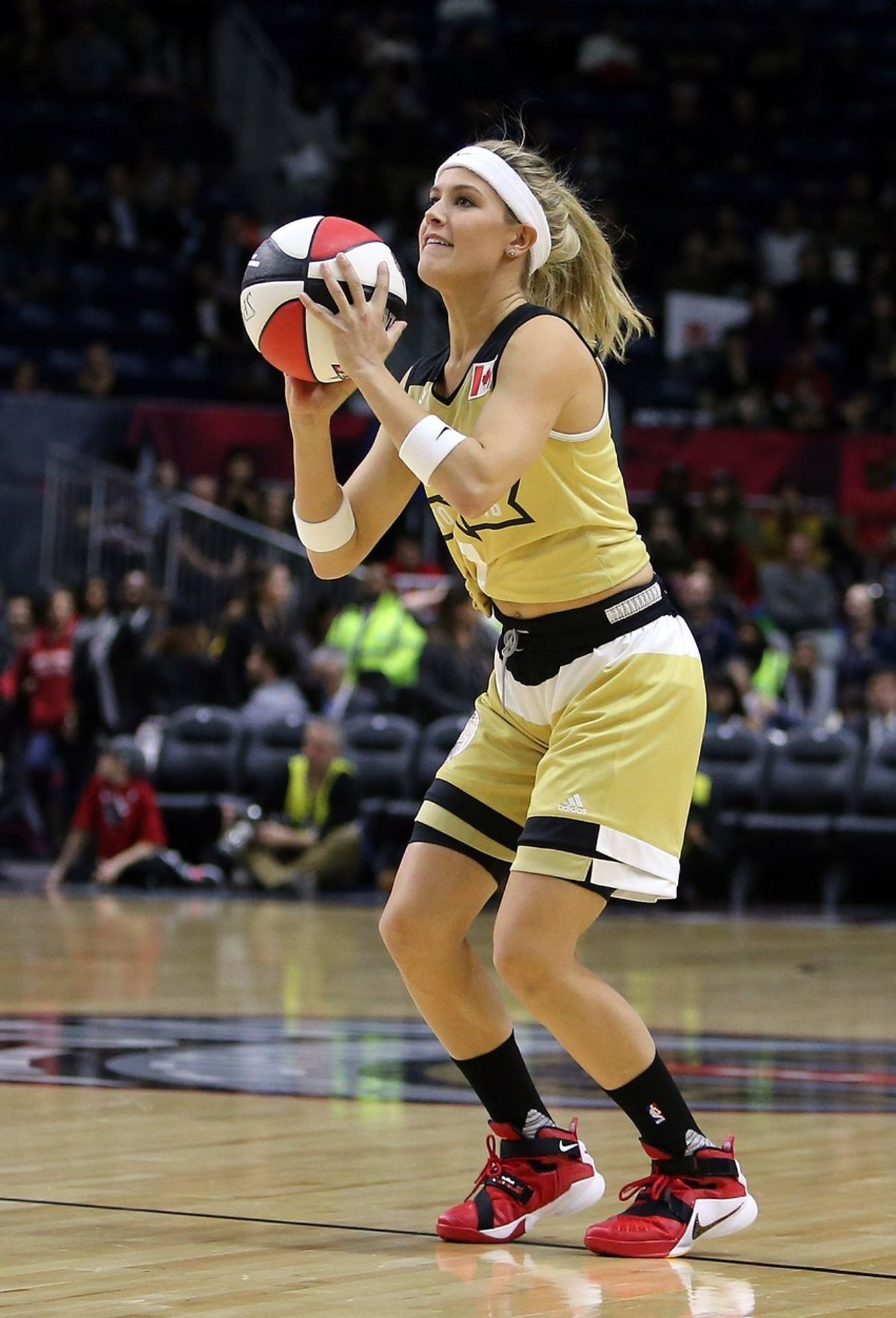 NBA zápas celebrit - 2 - GALERIE: Eugenie Bouchardová a Milos Raonič v NBA (1/6)