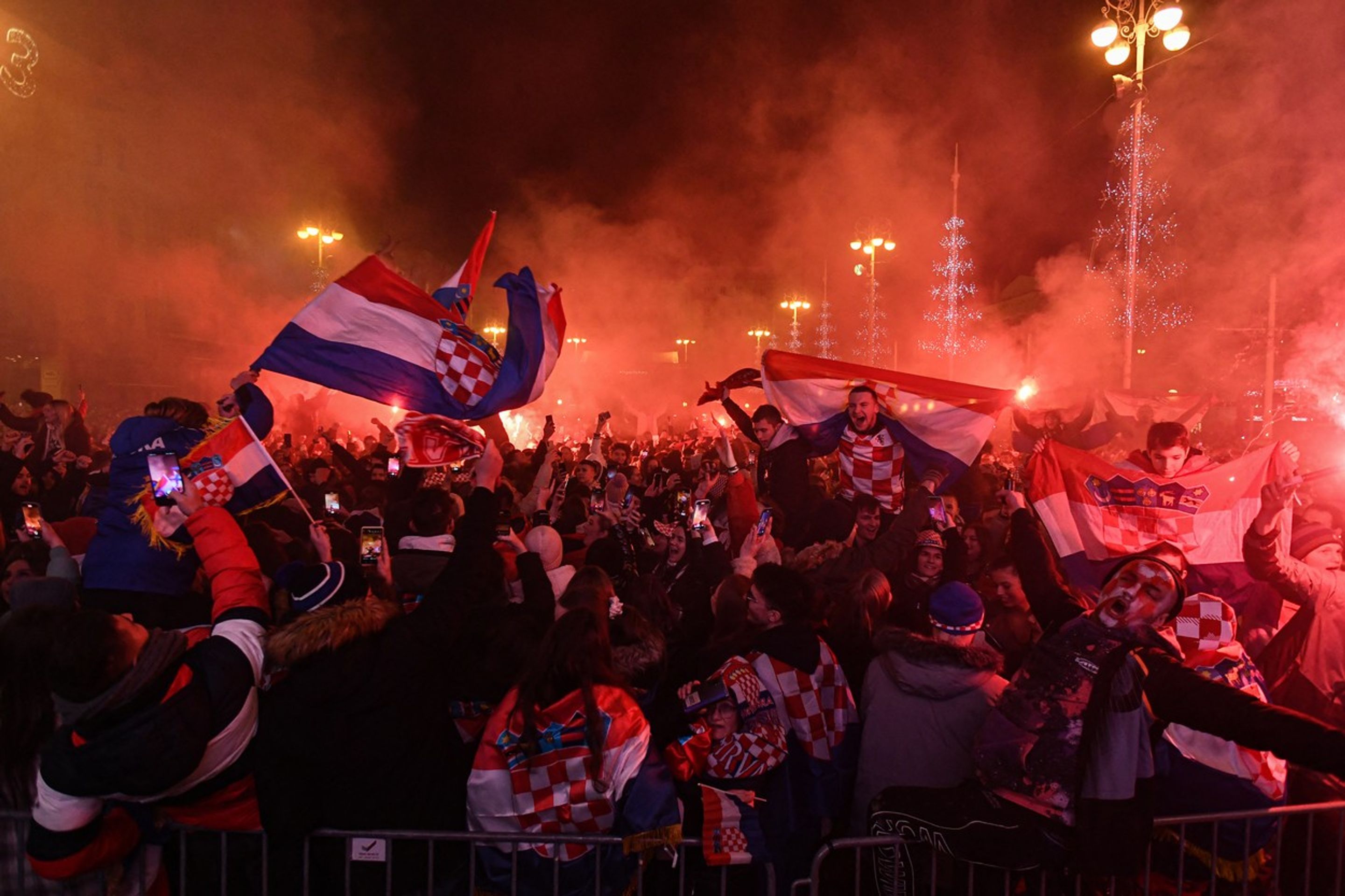 Oslavy chorvatských fanoušků v centru Záhřebu - Chorvatští fanoušci slaví v centru Záhřebu (2/4)