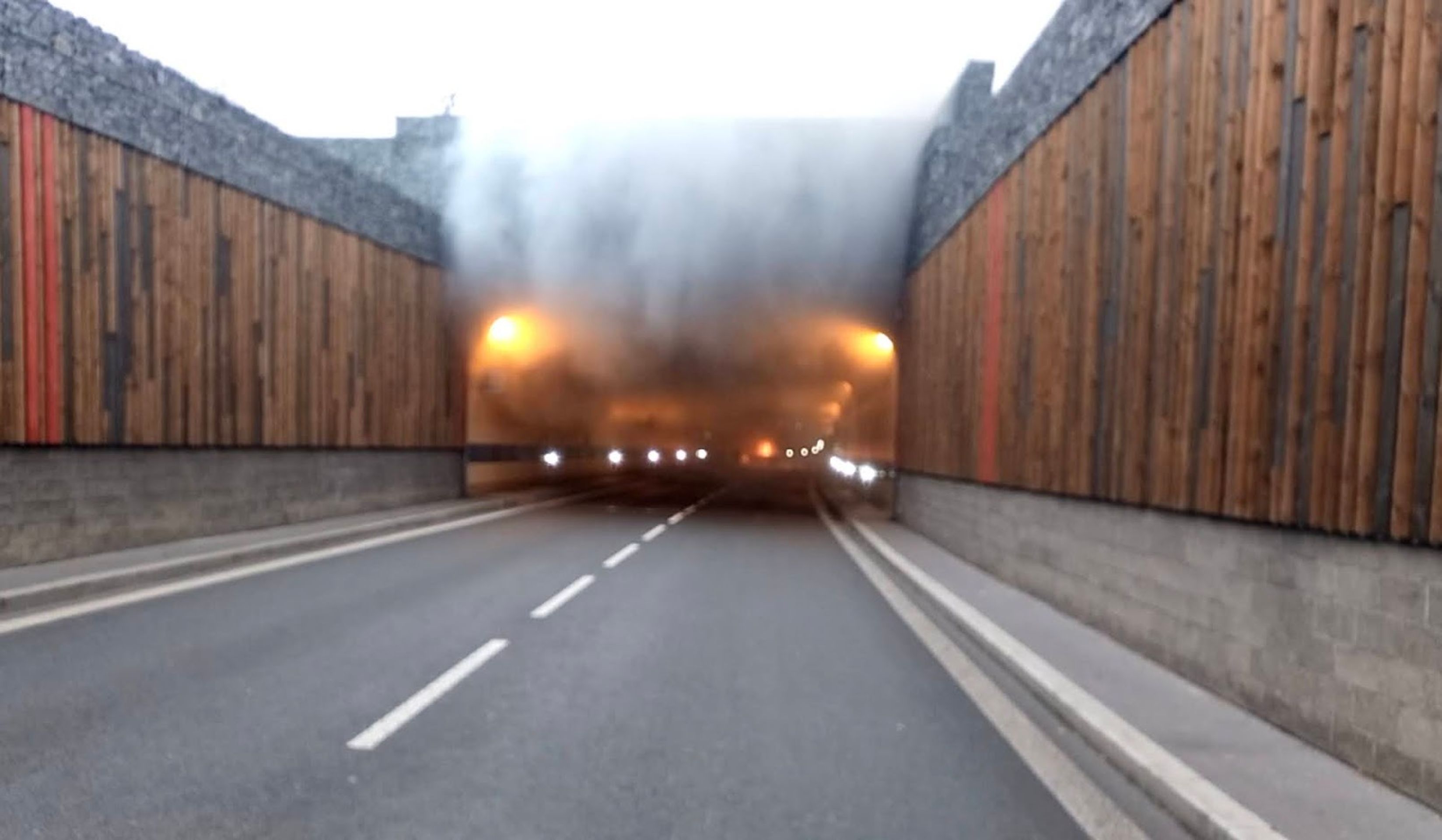Požár auta v tunelu Blanka - 4 - GALERIE: V tunelu Blanka vzplálo policejní auto (4/6)