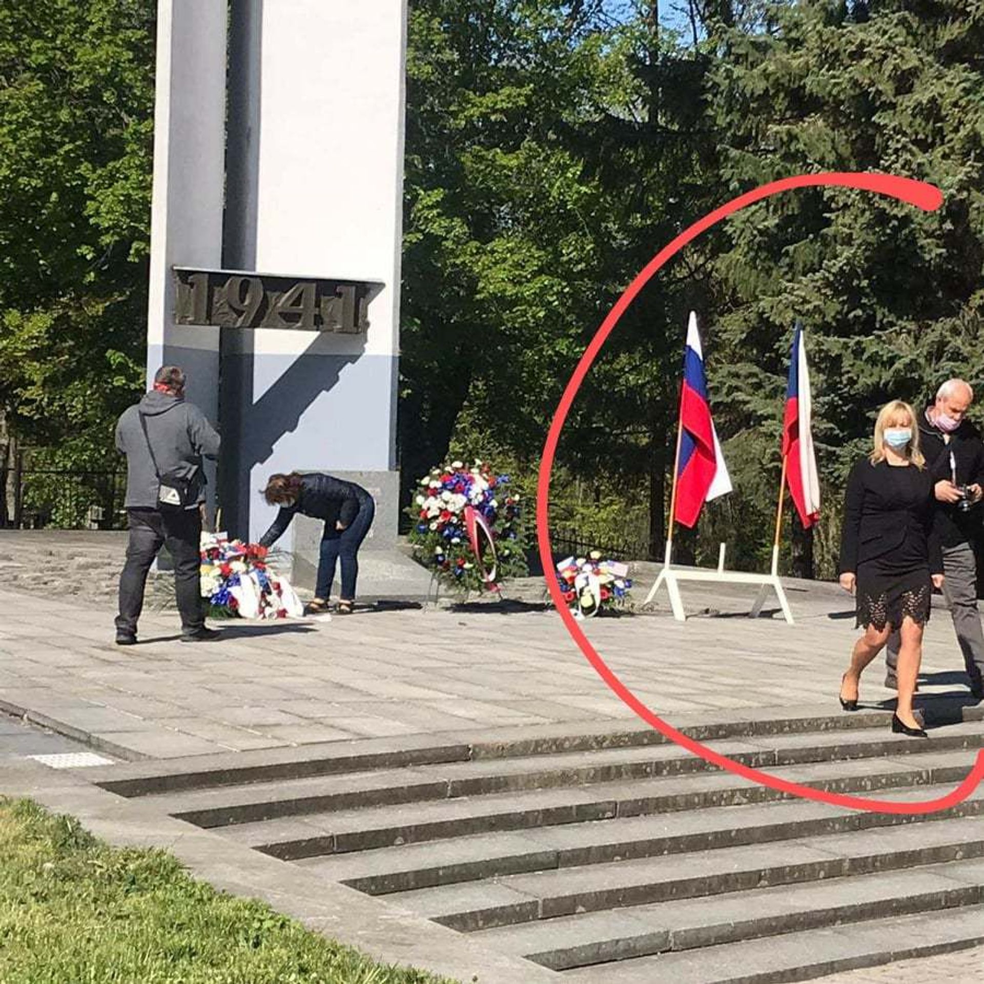 Radnice v Sokolově nechala odstranit americkou vlajku - 4 - GALERIE: Radnice v Sokolově nechala odstranit americkou vlajku před pietním aktem (3/6)
