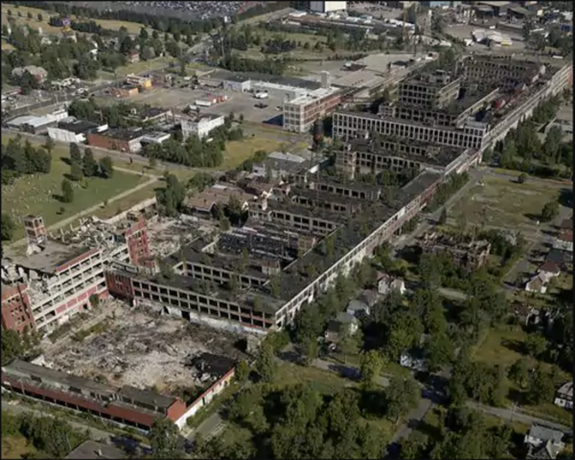 Packard Automotive Plant v Detroitu - Slavná obří továrna Packardu v Detroitu v dobách největší slávy a dnes (3/22)