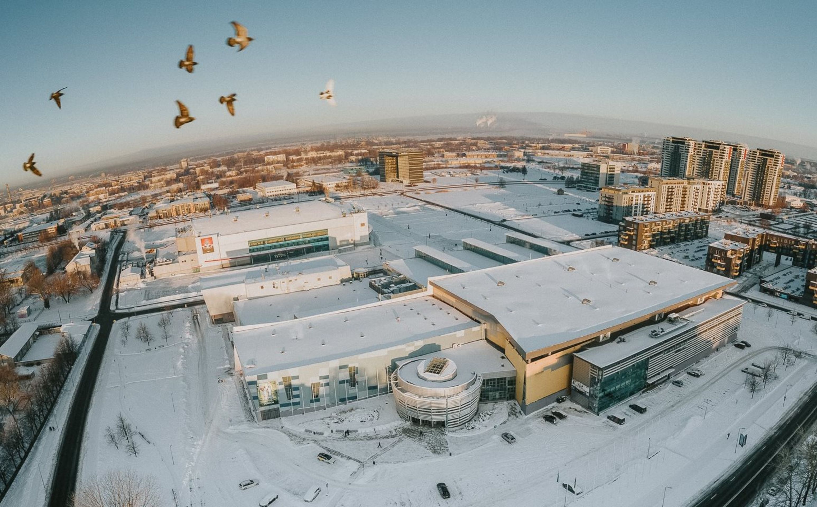 Takto vypadají obě haly na jednom snímku. Aréna Riga (na fotce vzdálenější) i OSC (Olympic sports centre) jsou od sebe 150 metrů. V aktuální pandemické situaci se taková blízkost hodí. - Jak vypadají stadiony, kde se bude hrát MS v hokeji 2021? (7/7)
