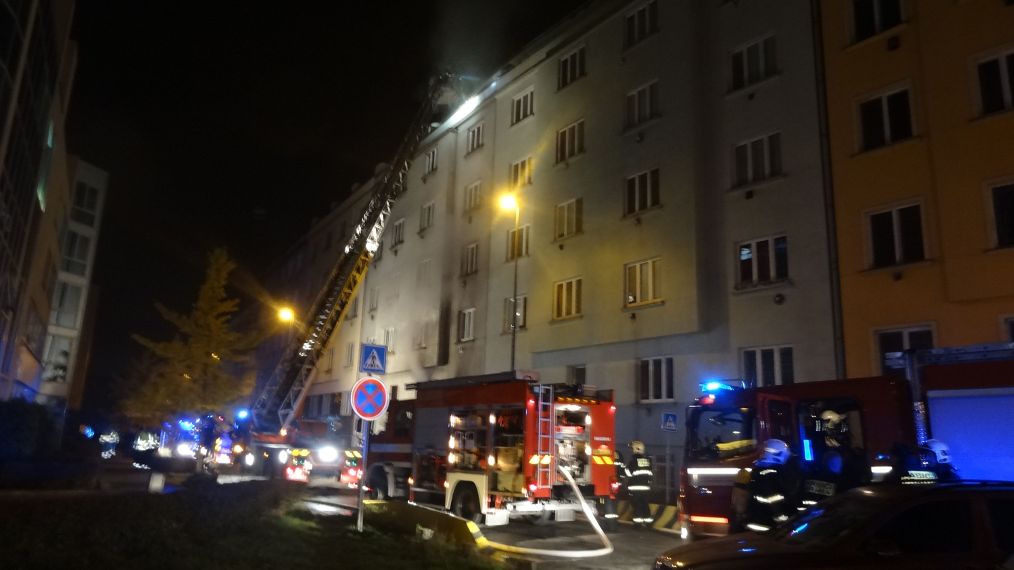 Požár činžáku v pražských Vršovicích - 7 - GALERIE: Požár činžáku v pražských Vršovicích (7/9)