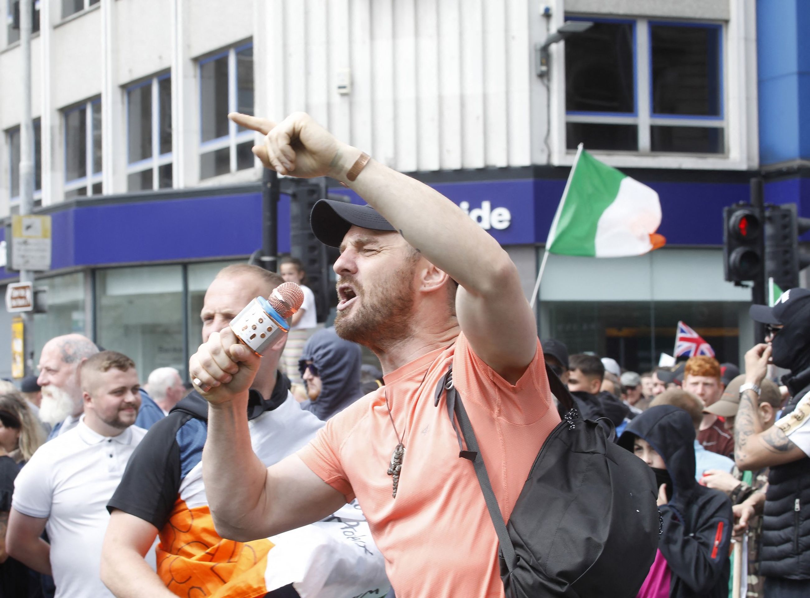 Protiimigrační demonstrace v Belfastu, 3. 8. 2024 (3) - Protiimigrační demonstrace v Belfastu (1/5)