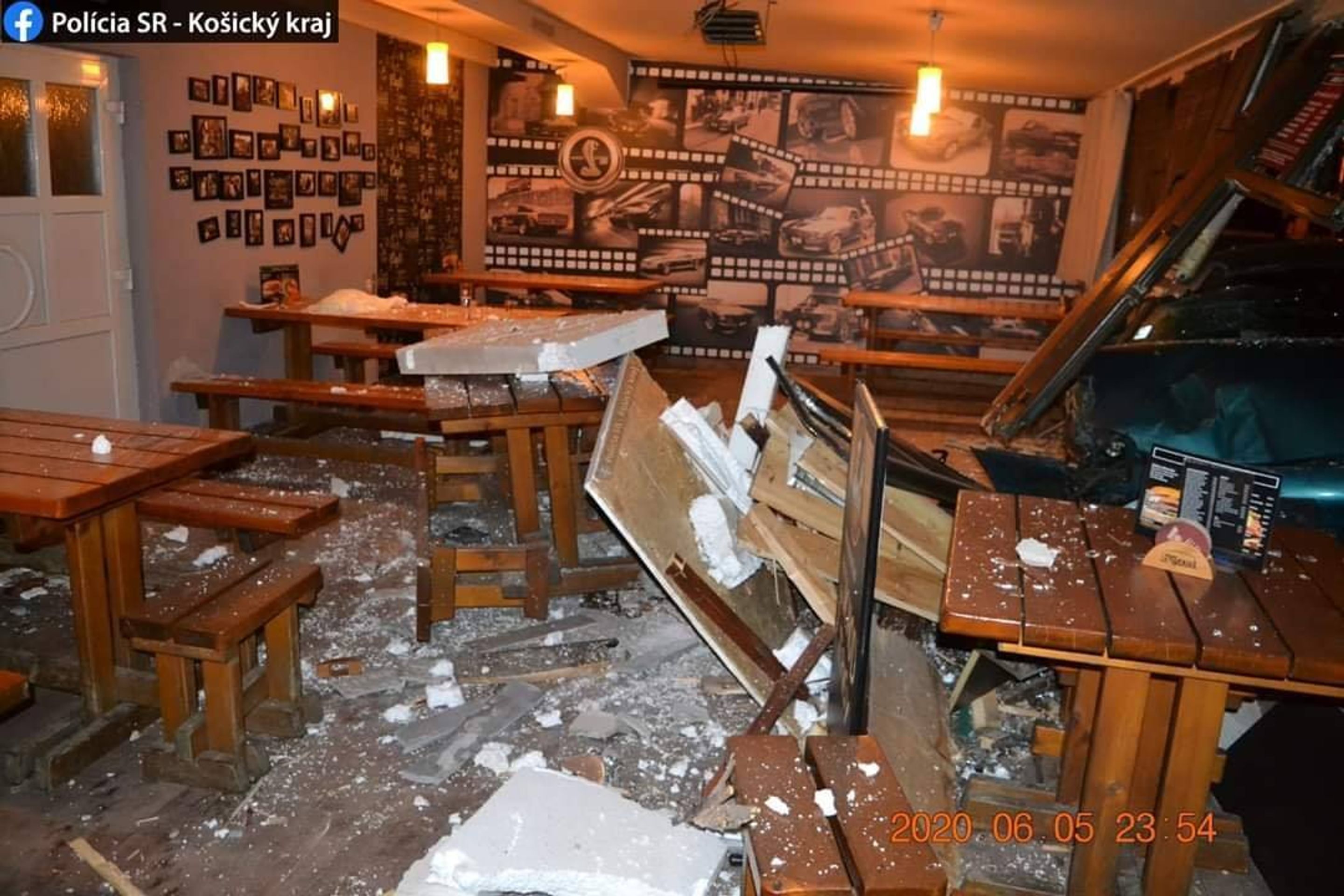 Opilý řidič v Košicích ujížděl před policisty, zdemoloval bar - 2 - GALERIE: Opilý řidič v Košicích ujížděl před policisty, zdemoloval bar (4/5)