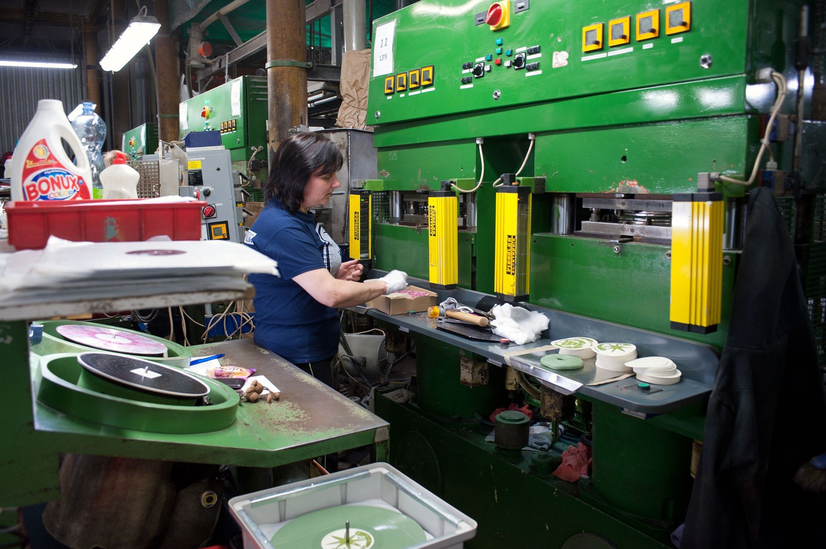 Na návštěvě v největší továrně na vinylové desky na světě - 21 - GALERIE: V Loděnici vyrábějí nejvíce gramofonových desek na světě (17/23)