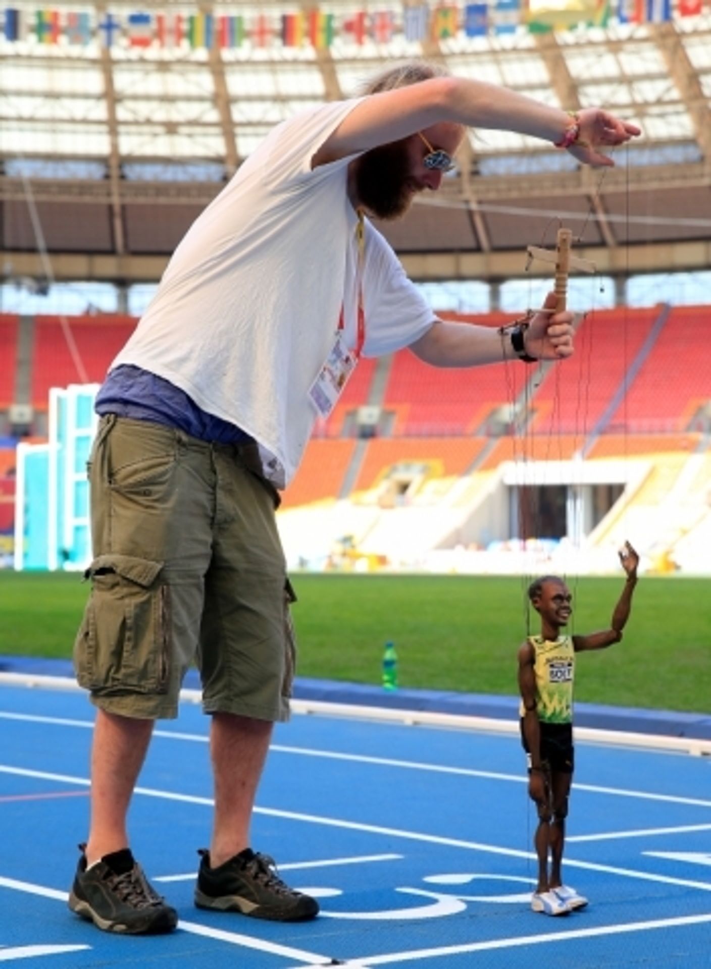 Usain Bolt jako loutka - 5 - GALERIE: Usain Bolt se na MS představil jako loutka (5/11)