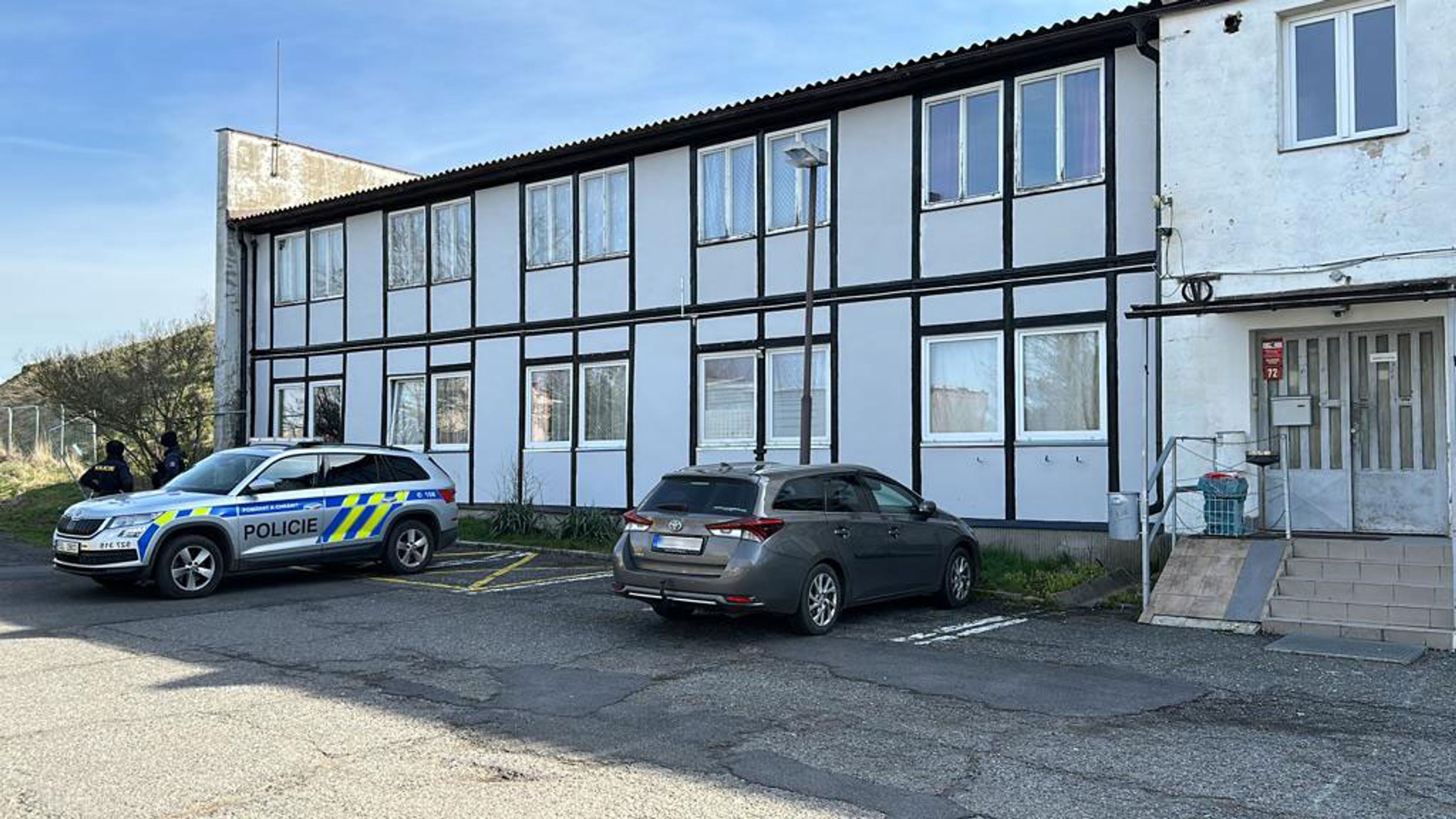 Ubytovna (4) - Ubytovna, kde muž začal s demolováním vybavení (5/9)