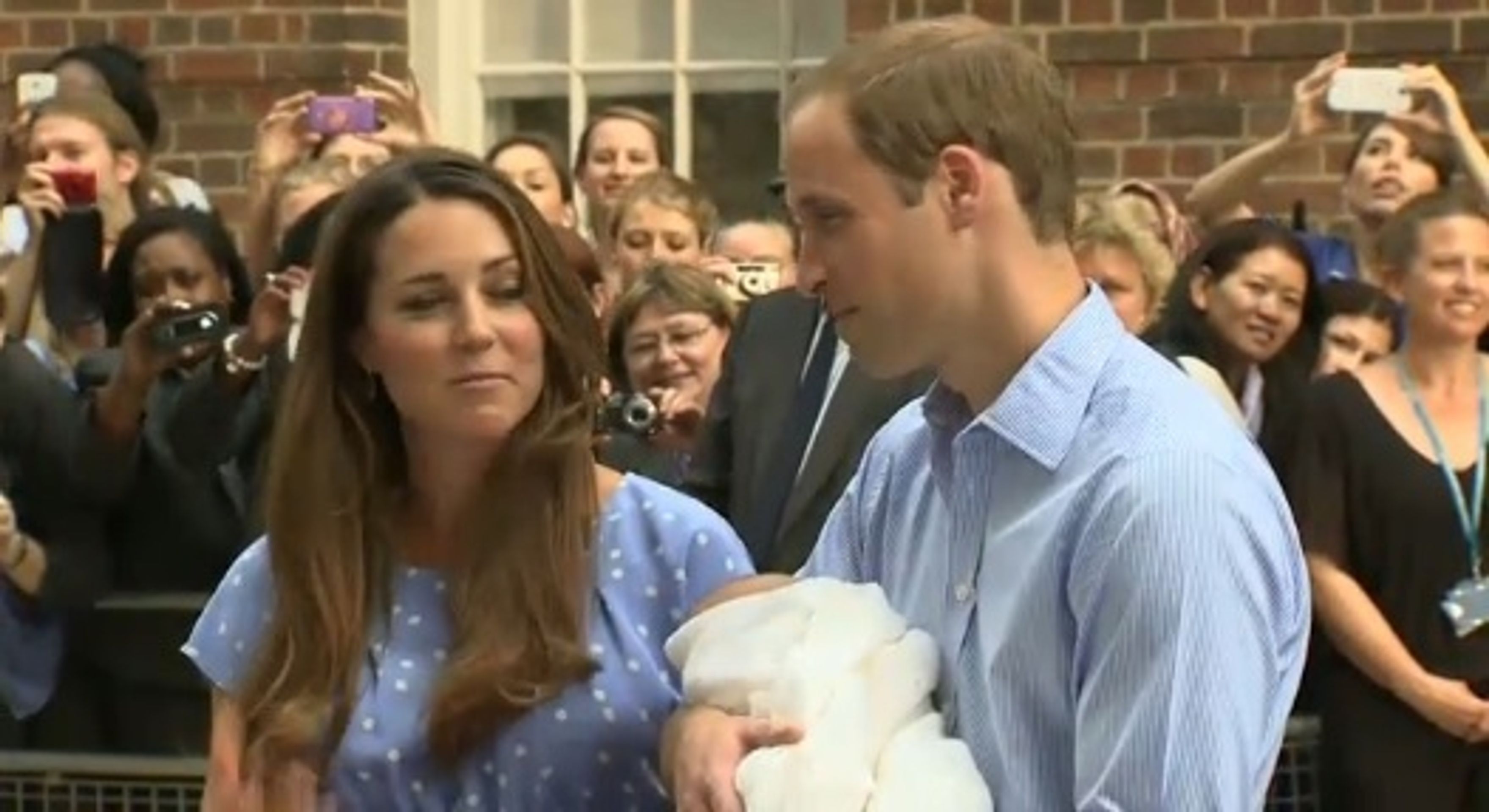 Kate a William ukázali syna - 2 - GALERIE: Kate a William ukázali dědice trůnu světu (16/24)