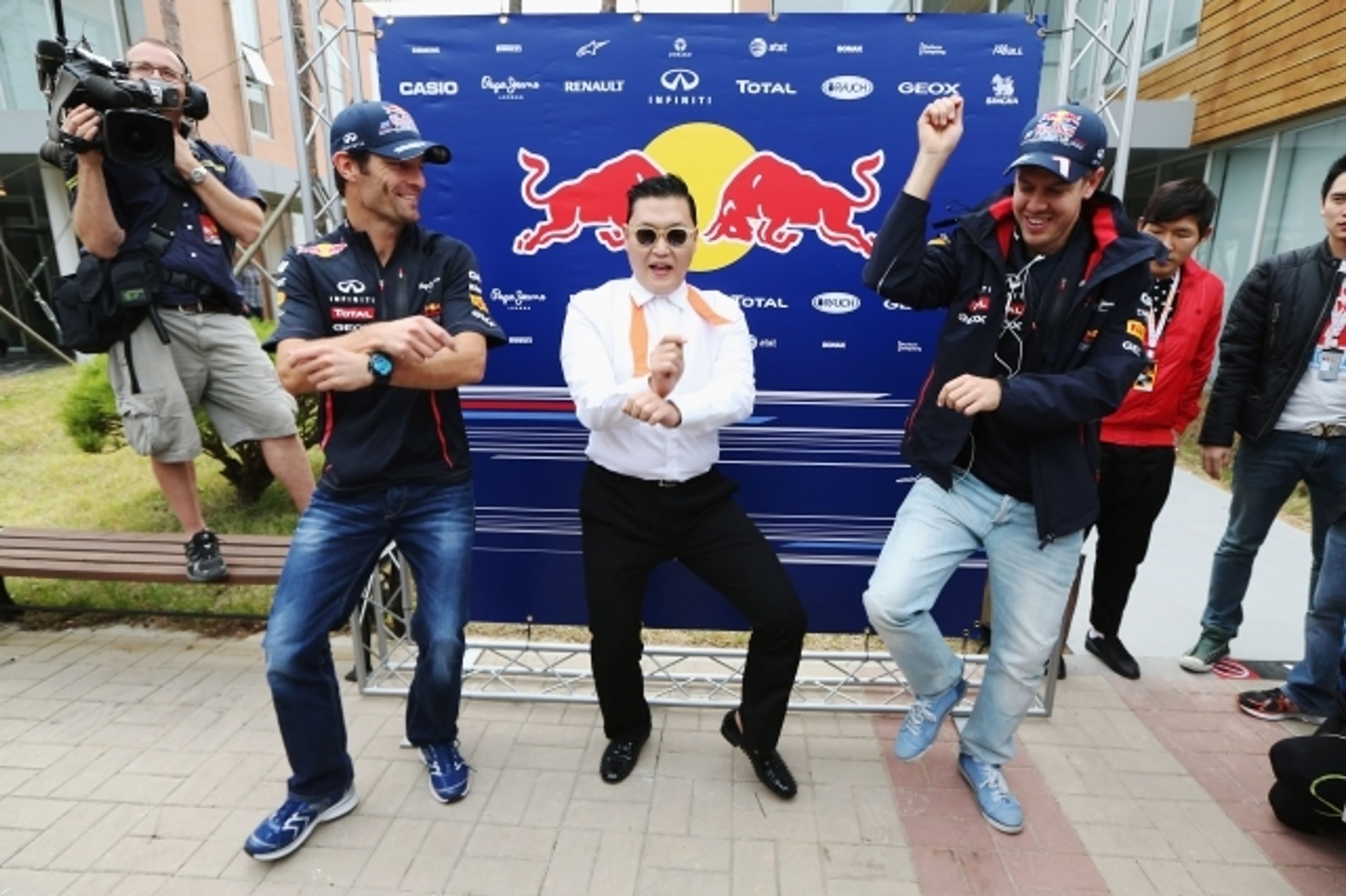 Vettel, Webber, Psy a Gangnam style - 1 - GALERIE: Vettel, Webber, Psy a gangnam style (11/11)