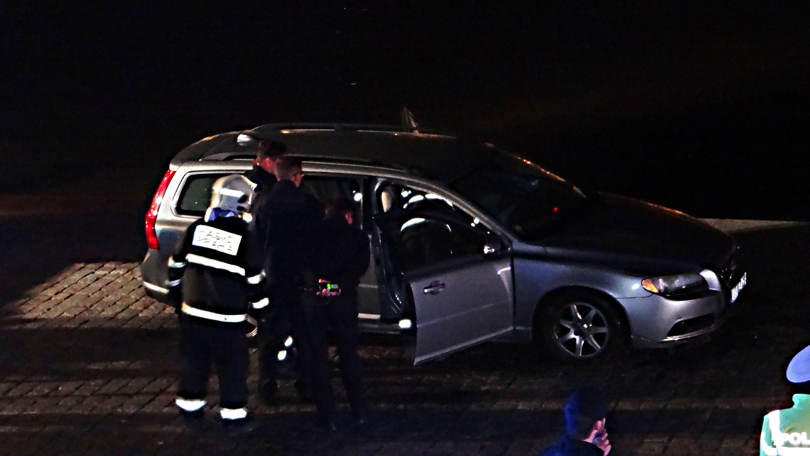 Auto uvázali potápěči, aby ho hasiči mohli vytáhnout jeřábem - GALERIE: Auto sjelo v Praze do Vltavy (5/6)
