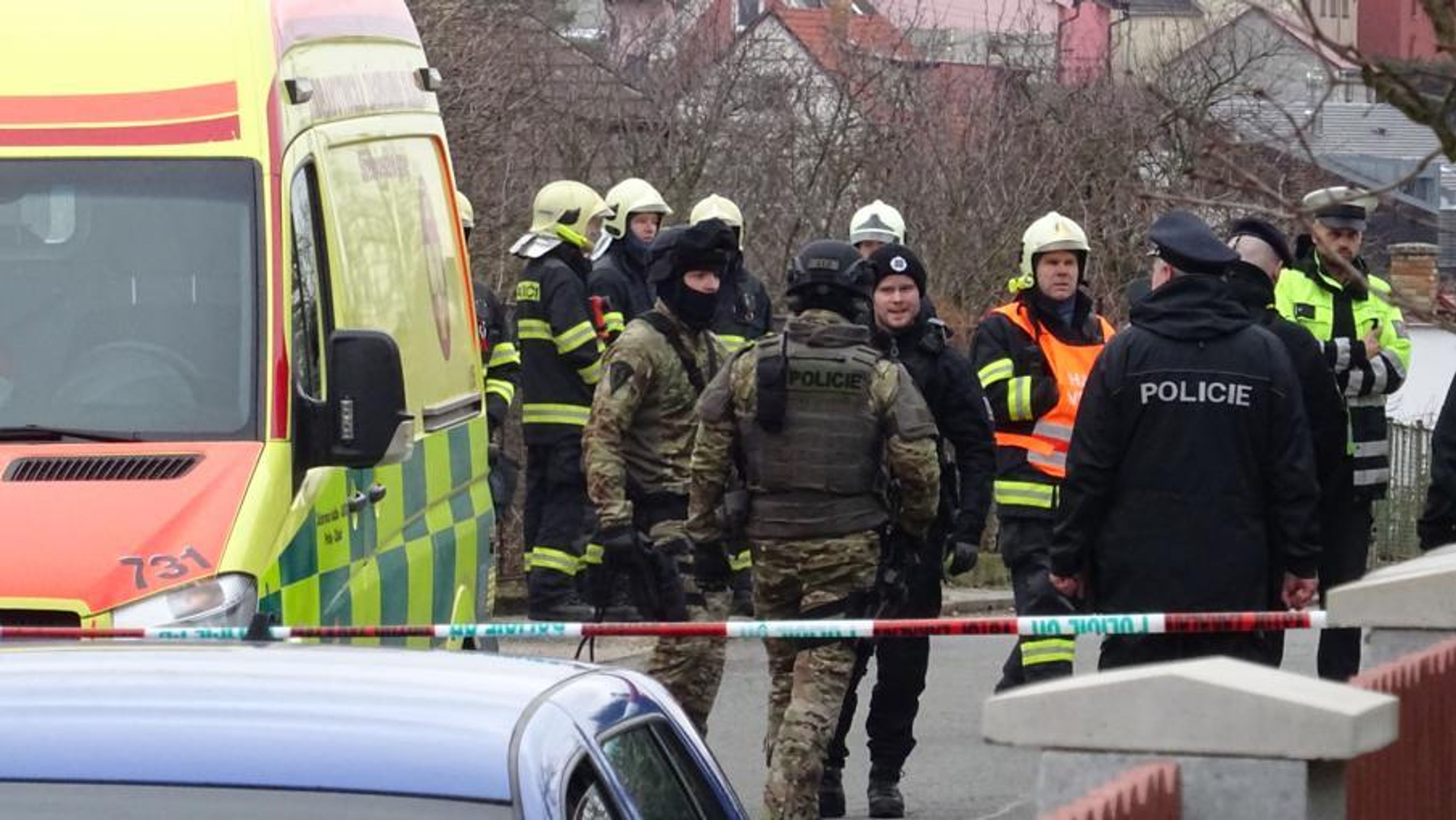 Muž na střeše v obci Kosoř - 13 - GALERIE: Útočník napadal rodiče, před policií utekl na střechu (13/13)