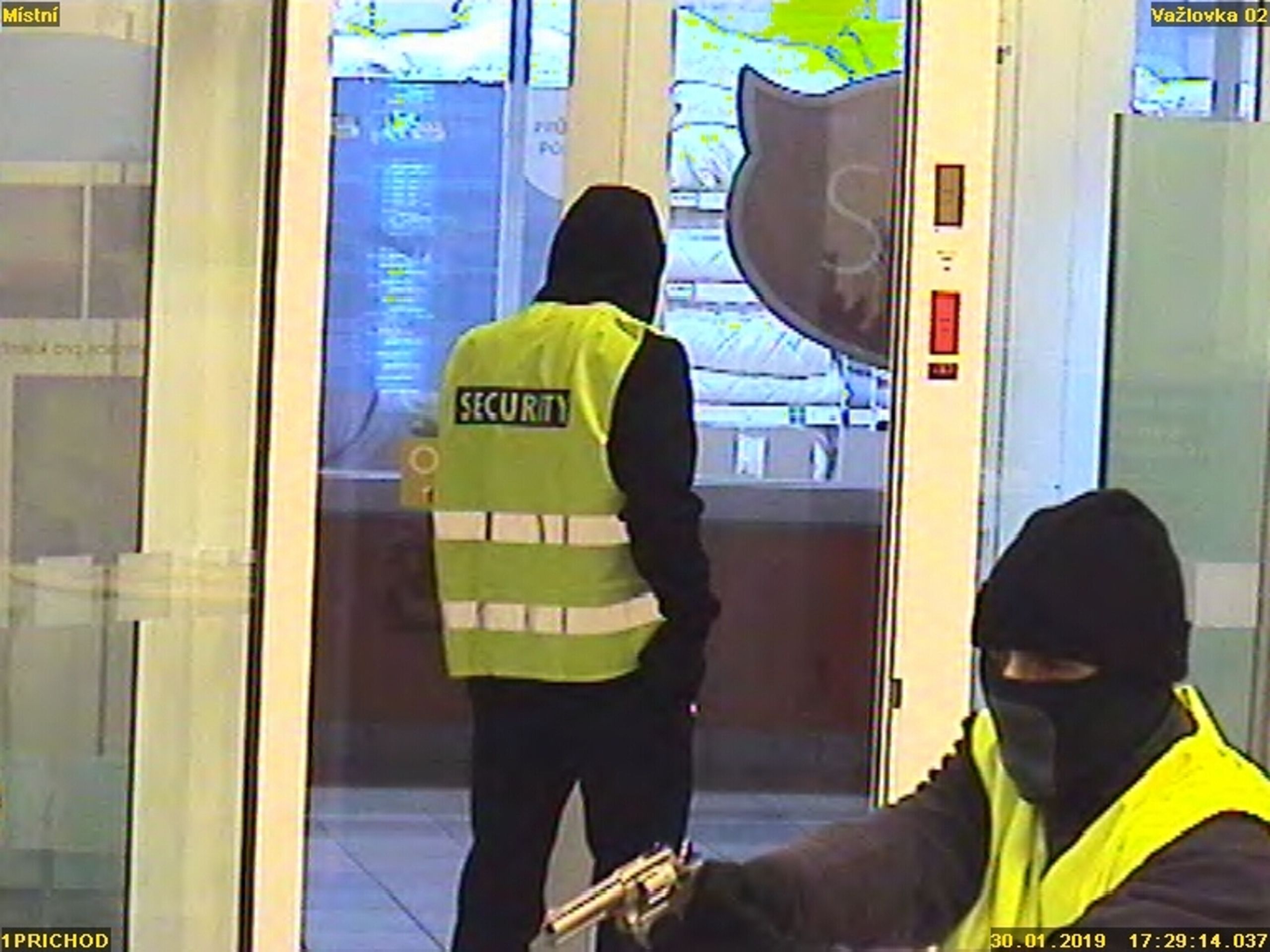 Přepadení banky ve Vyžlovské ulici Praha - 2 - GALERIE: Bankovní loupež v Praze (2/3)