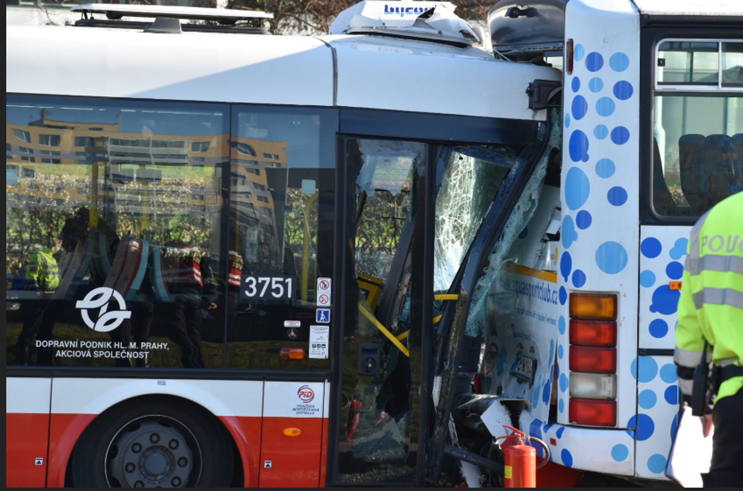 Nehoda dvou autobusů v Praze na Chodově - 5 - GALERIE: Nehoda dvou autobusů v Praze (5/10)