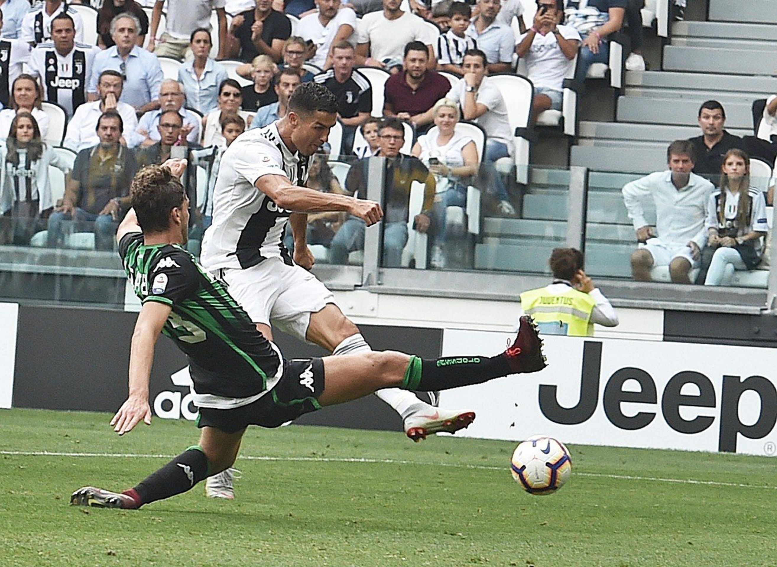 Cristiano Ronaldo - GALERIE: Cristiano Ronaldo se poprvé trefil v dresu Juventusu (3/4)
