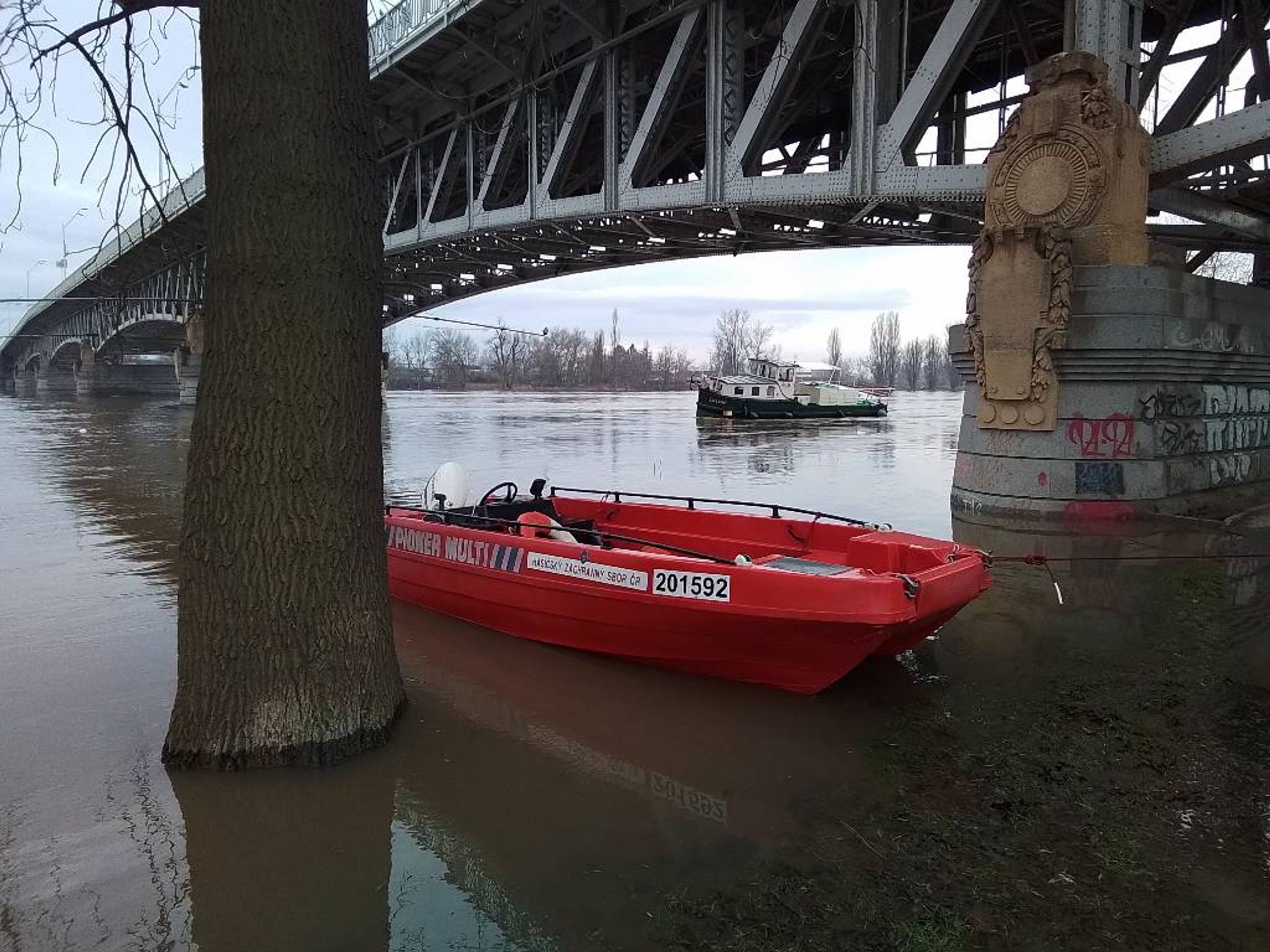 Loď, která uvízla pod Tyršovým mostem v Litoměřicích - Velká voda utrhla molo i s lodí (1/4)