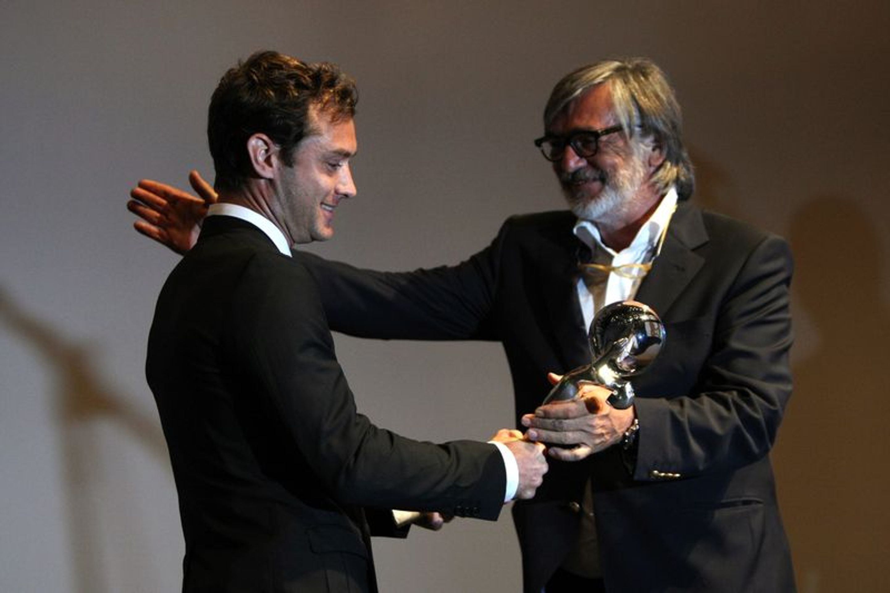 Jude Law převzal cenu v Karlových Varech - GALERIE: Jude Law na festivalu v Karlových Varech (11/12)