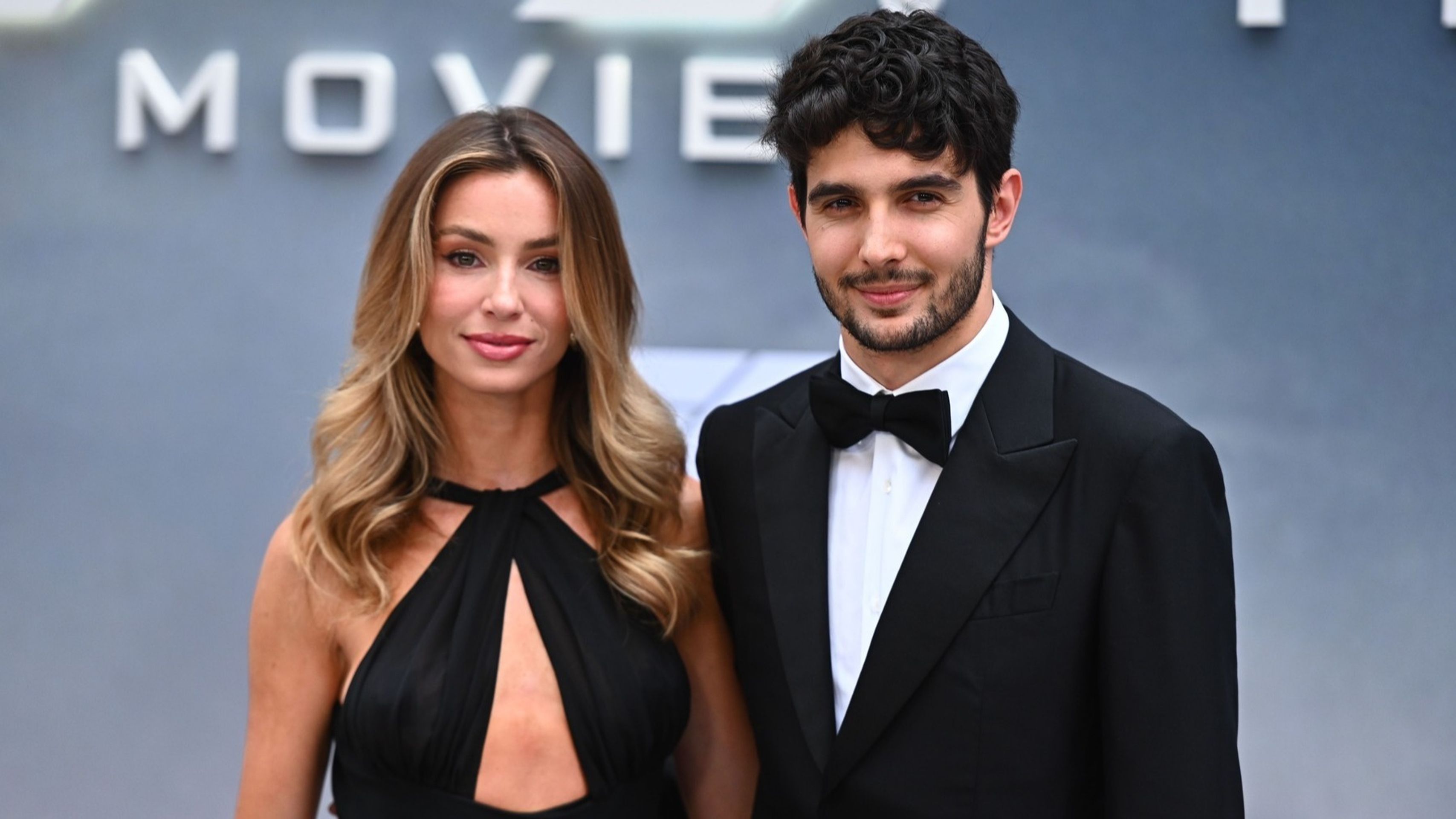 Esteban Ocon a přítelkyně Flavy Barlaová (cropped) - Sportovci a celebrity při premiéře filmu F1 (5/5)