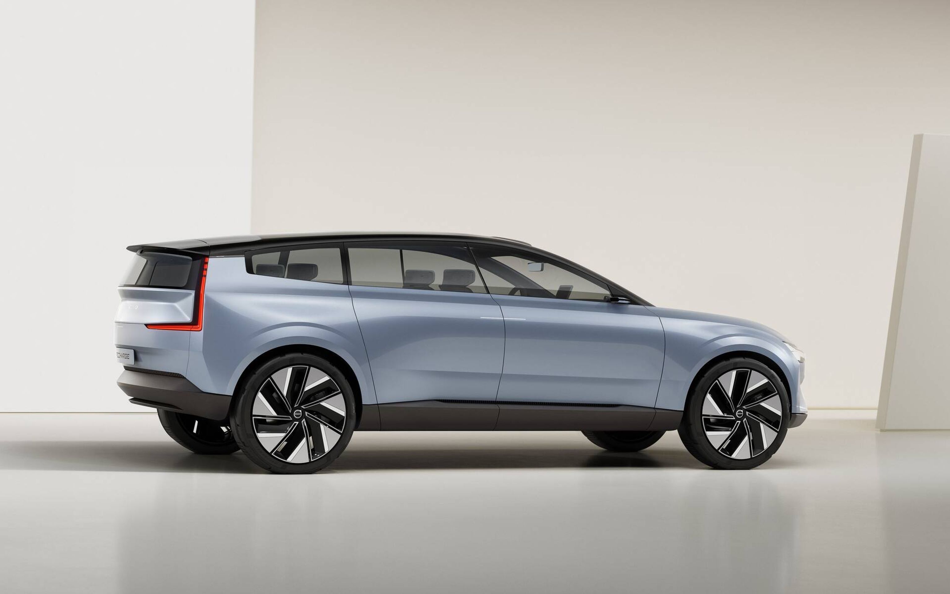 Koncept Volvo Recharge a unikátní technologie "laserových očí" - Volvo EX90 bude vycházet z konceptu Recharge a dostane "laserové oči" (1/7)