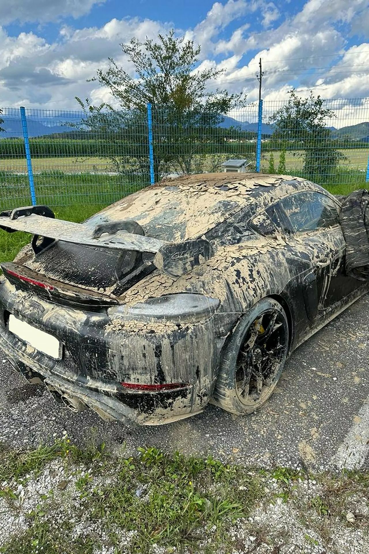 Zbědované Porsche 718 Cayman GT4 RS - Zbědované Porsche 718 Cayman GT4 RS (3/7)