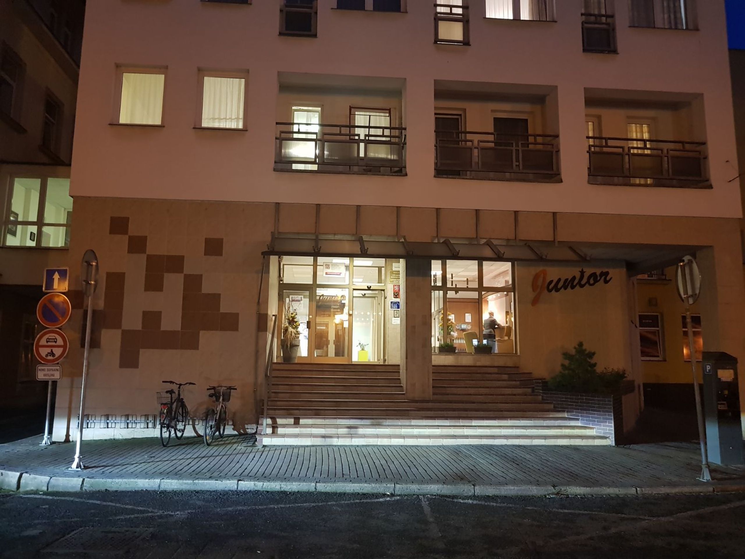 Pád z okna hotelové školy v Poděbradech - 2 - GALERIE: Pád z okna školního hotelu v Poděbradech (3/3)