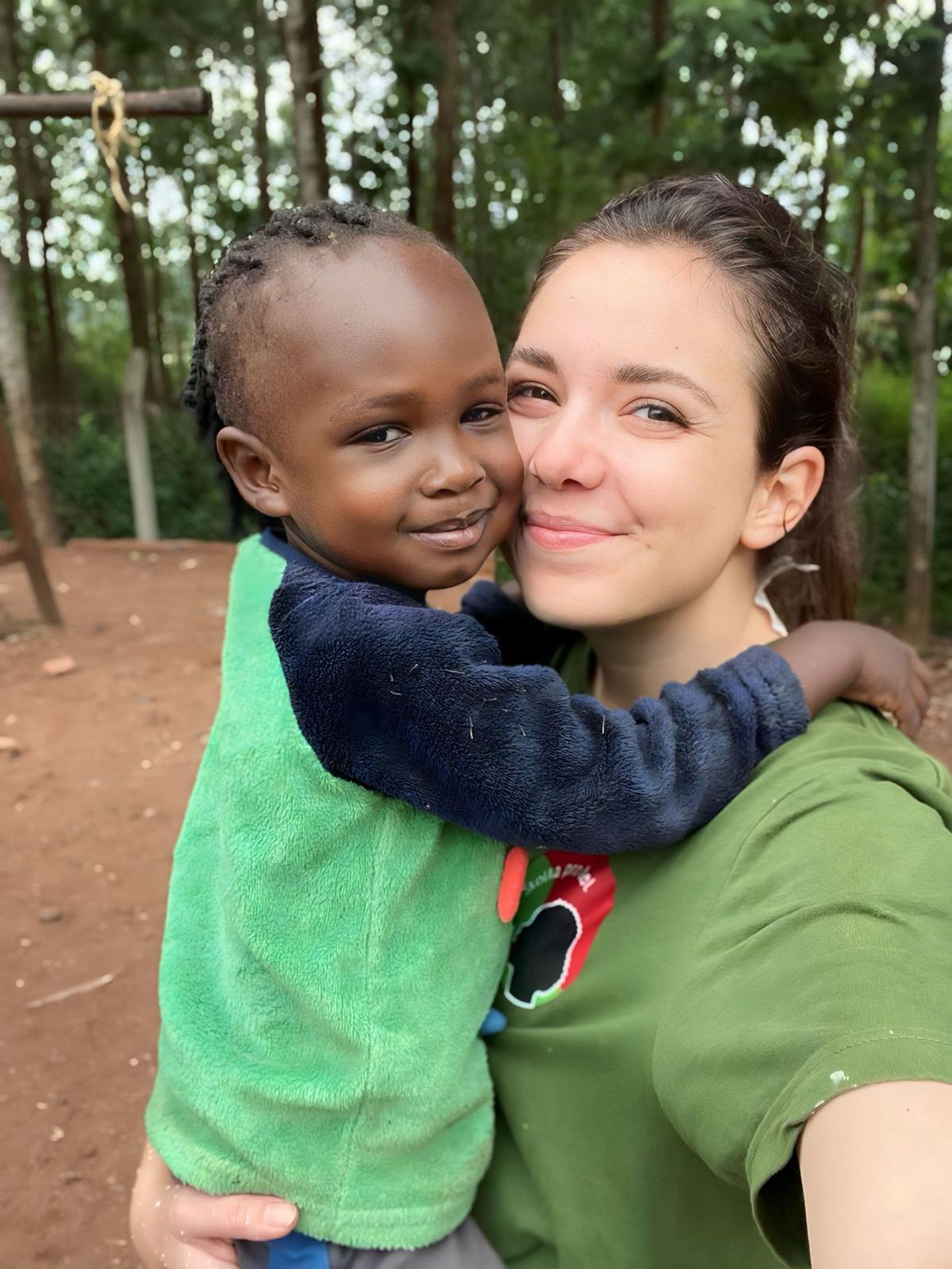 Kateřina Herodesová s keňskými dětmi ze školy Rael - Redaktorka TN.cz Kateřina Herodesová pomáhá v africké škole (3/13)