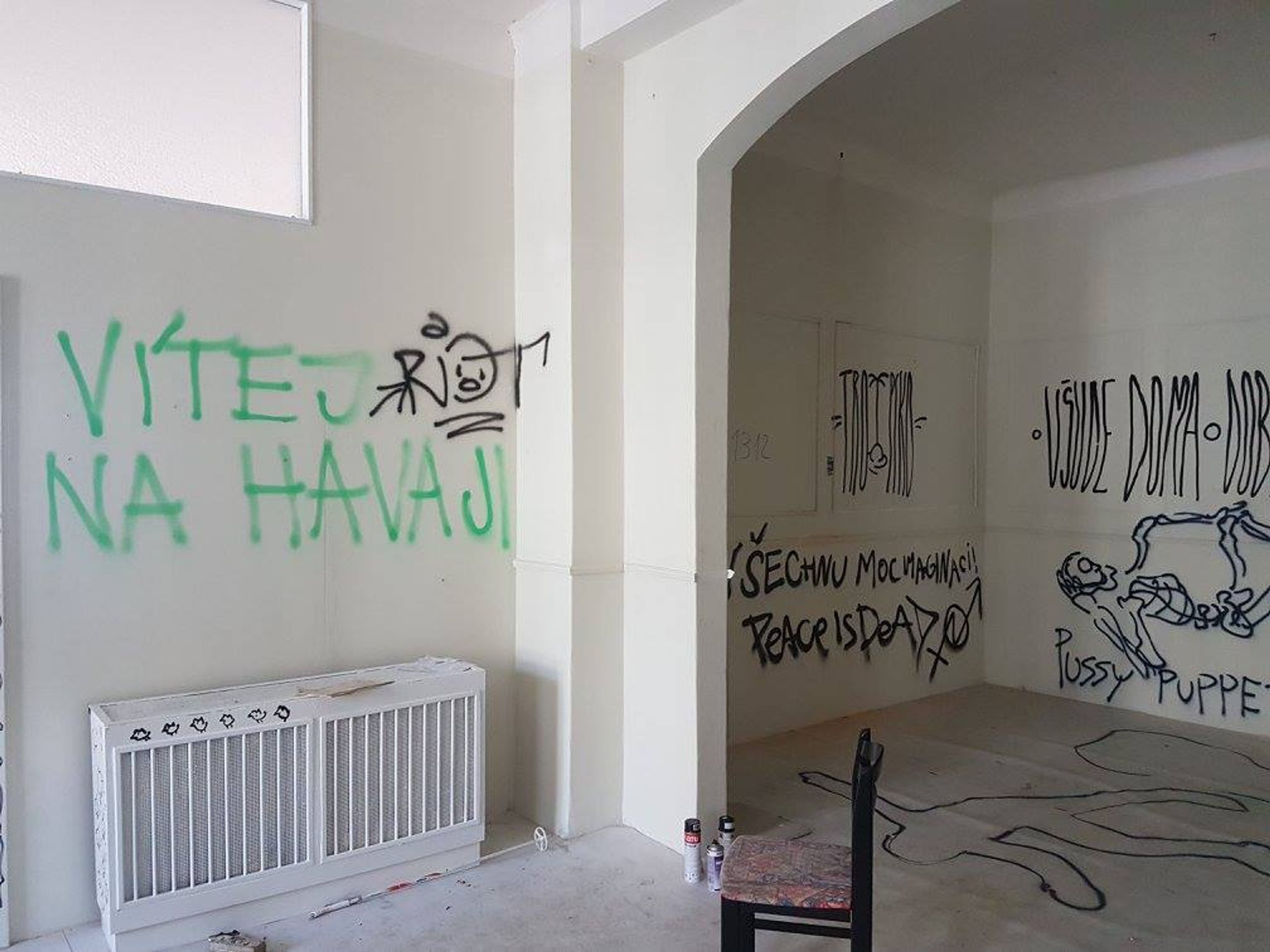 Squatteři zanechali v domech v Praze spoušť - 11 - GALERIE: Squatteři po sobě v domech zanechali spoušť (11/16)
