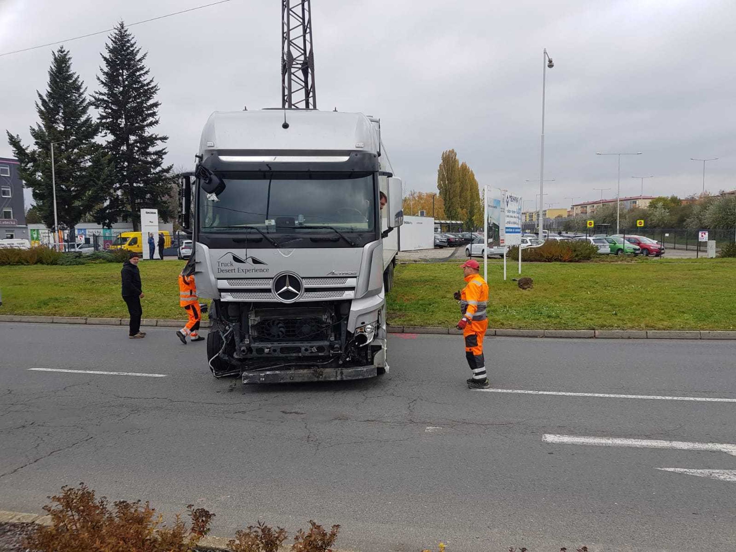 Nákladní auto vjelo do autobazaru, kde nabouralo několik aut - 6 - GALERIE: Nákladní auto vjelo do autobazaru, kde nabouralo několik aut (6/17)