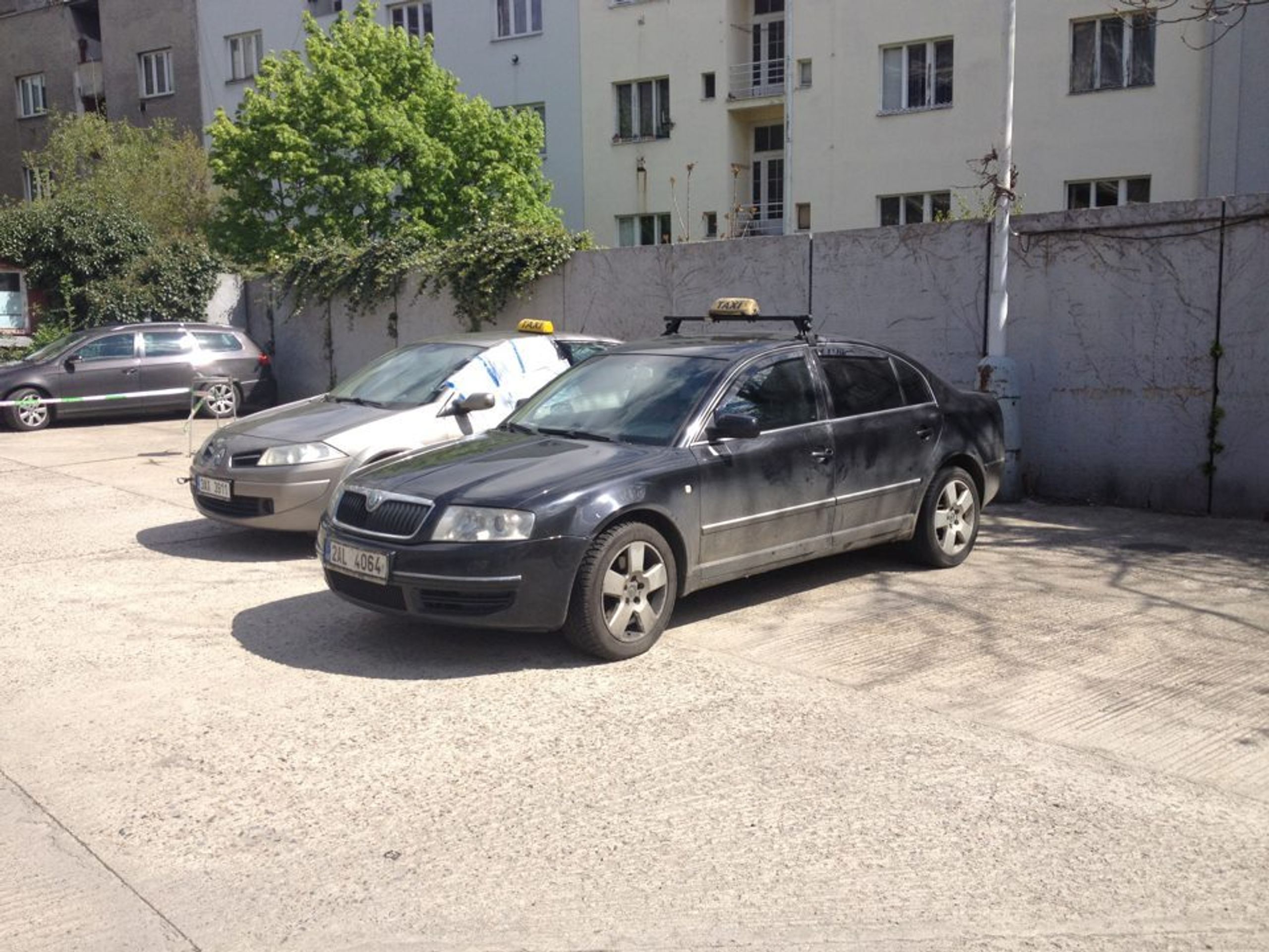 V těchto vozech jezdili zavraždění taxikáři - 2 - V těchto vozech jezdili zavraždění taxikáři (2/3)