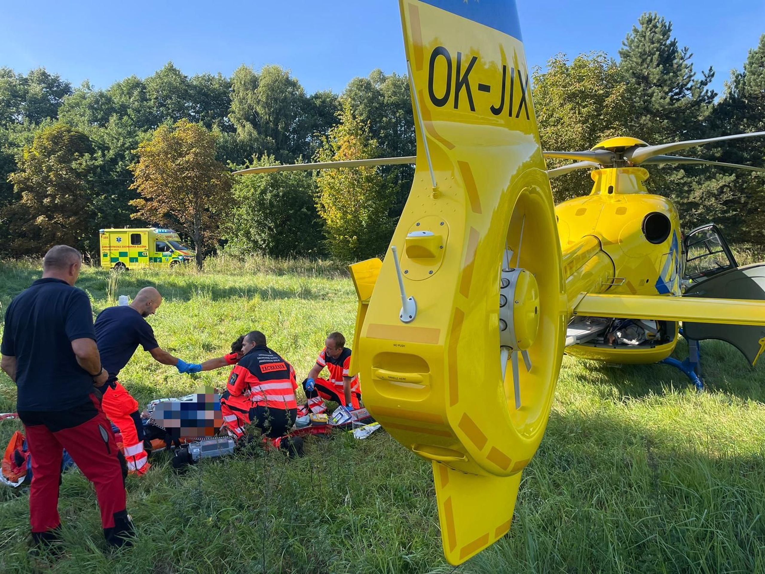 Srážka motorkáře s autem na Jindřichohradecku - Vážná nehoda na Jindřichohradecku (3/4)