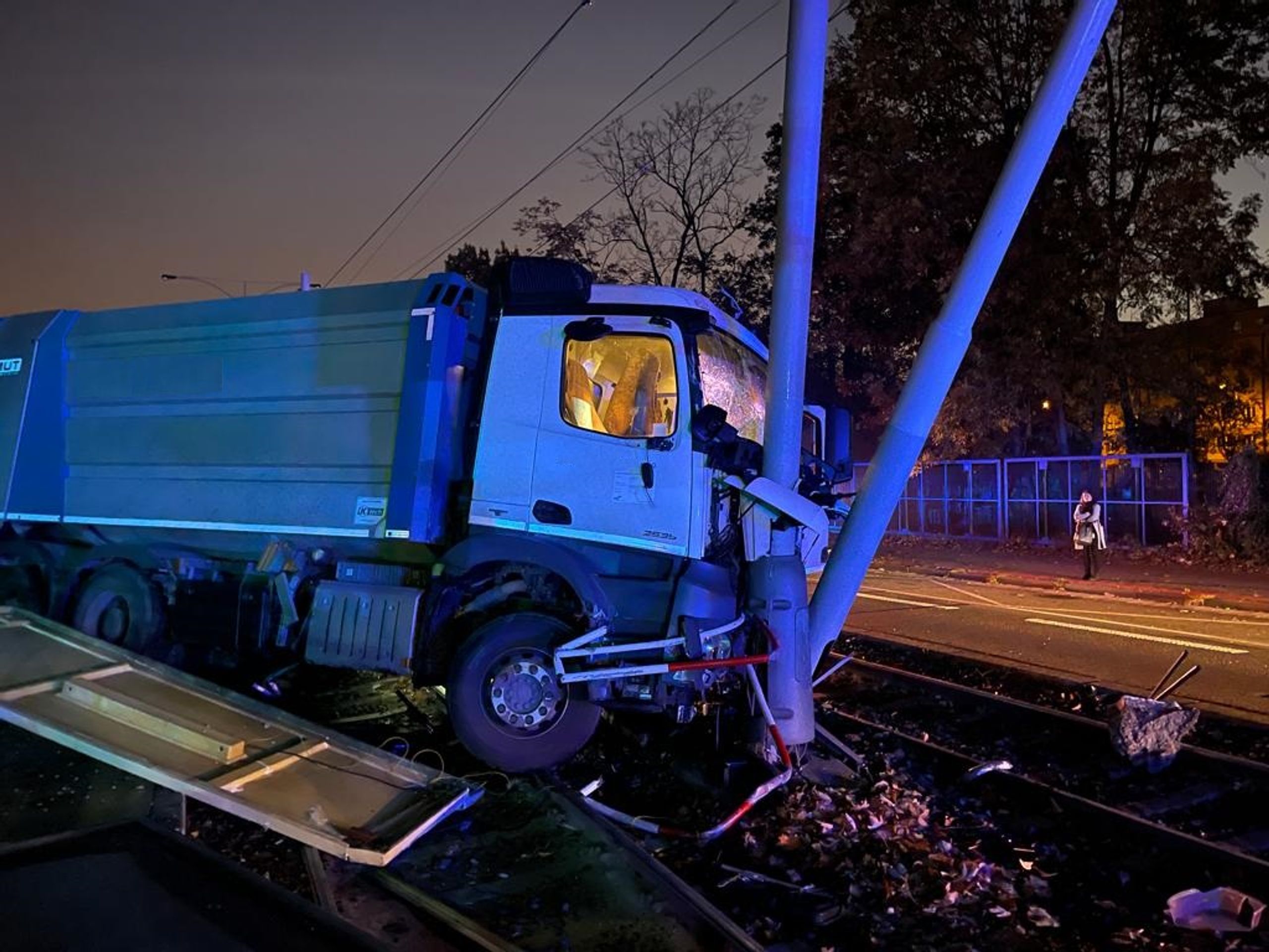 Nehoda na tramvajové zastávce - Nehoda na Podolském nábřeží (1/9)