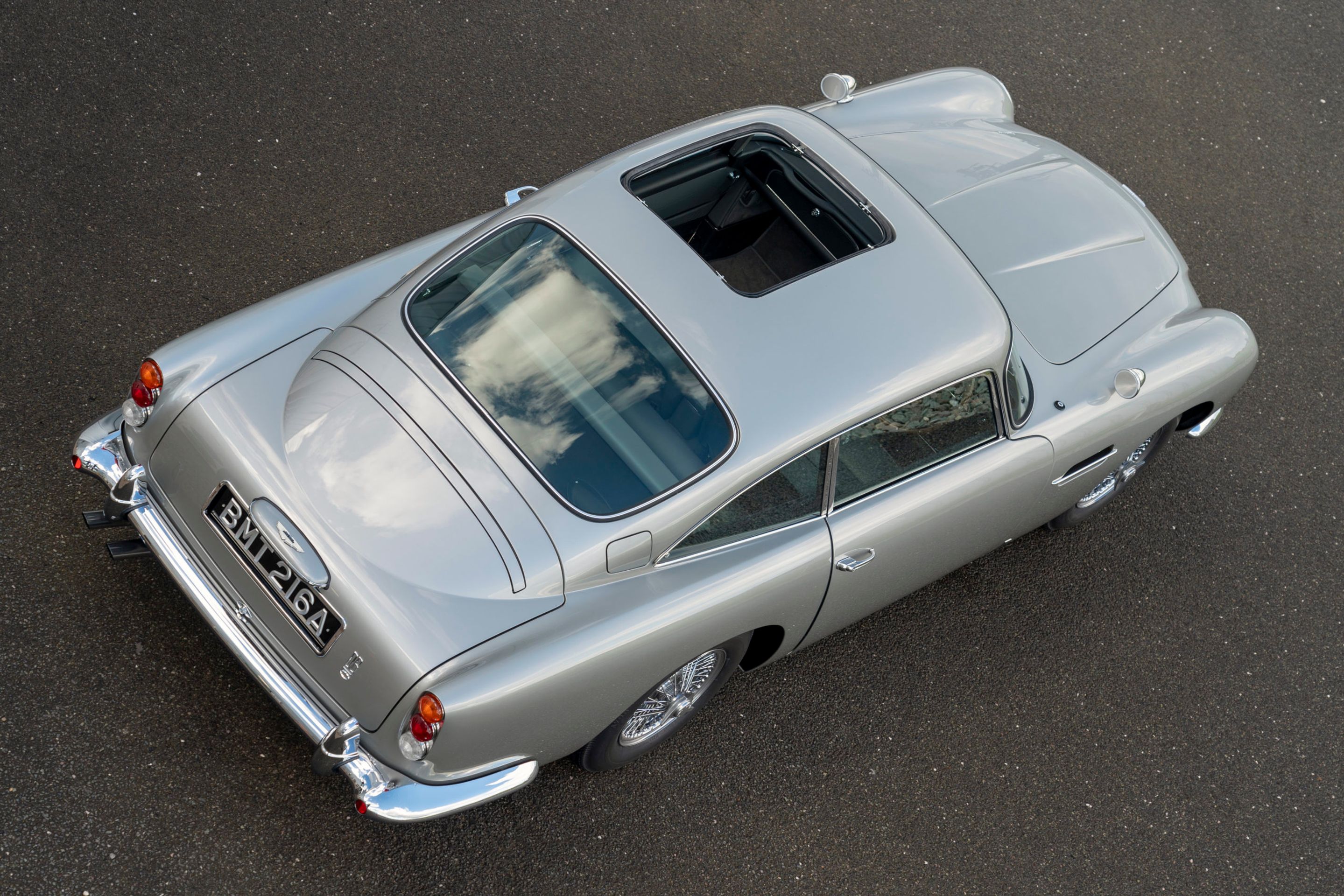 Aston Martin DB5 podle Jamese Bonda - 60 - Fotogalerie: Prohlédněte si výzbroj Aston Martin DB5 podle Jamese Bonda (9/32)