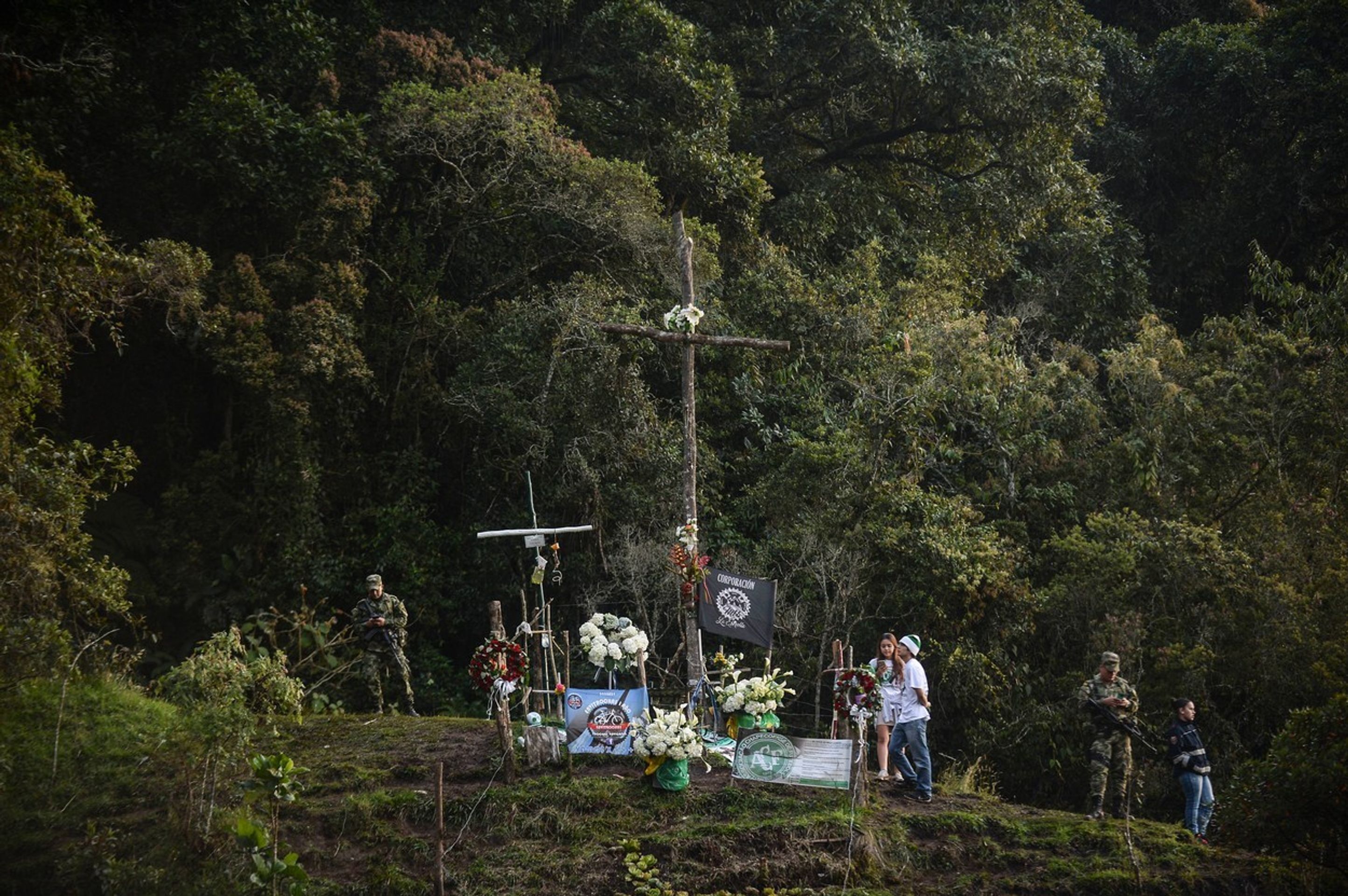 Chapecoense znovu na místě tragédie - 2 - GALERIE: Fotbalisté Chapecoense na místě tragédie (1/10)
