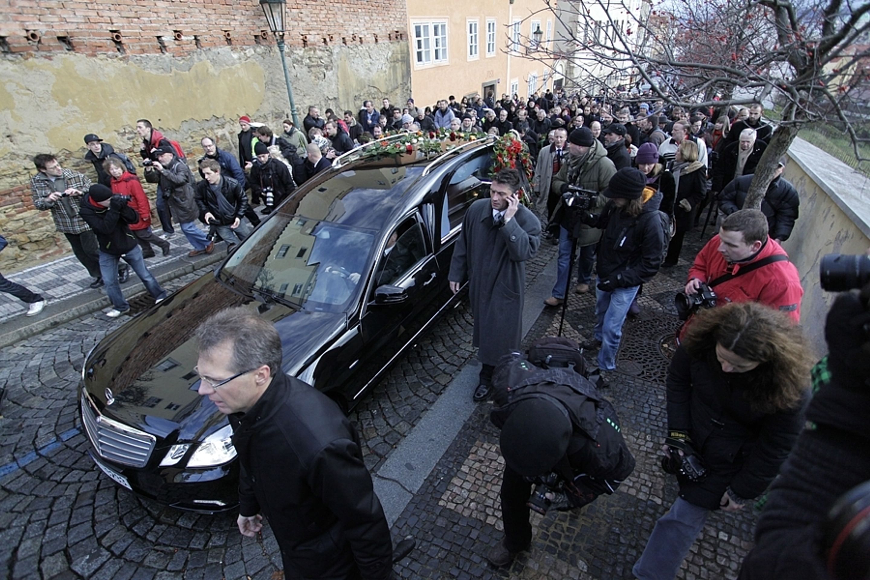 Průvod s rakví Václava Havla - 28 - GALERIE: Smuteční průvod za Václava Havla (2/28)