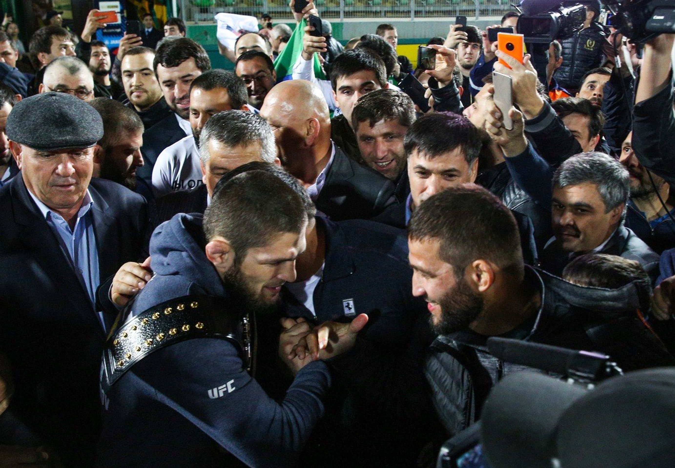 Khabib Nurmagomedov - GALERIE: Khabib se po výhře nad McGregorem vrátil domů (1/4)