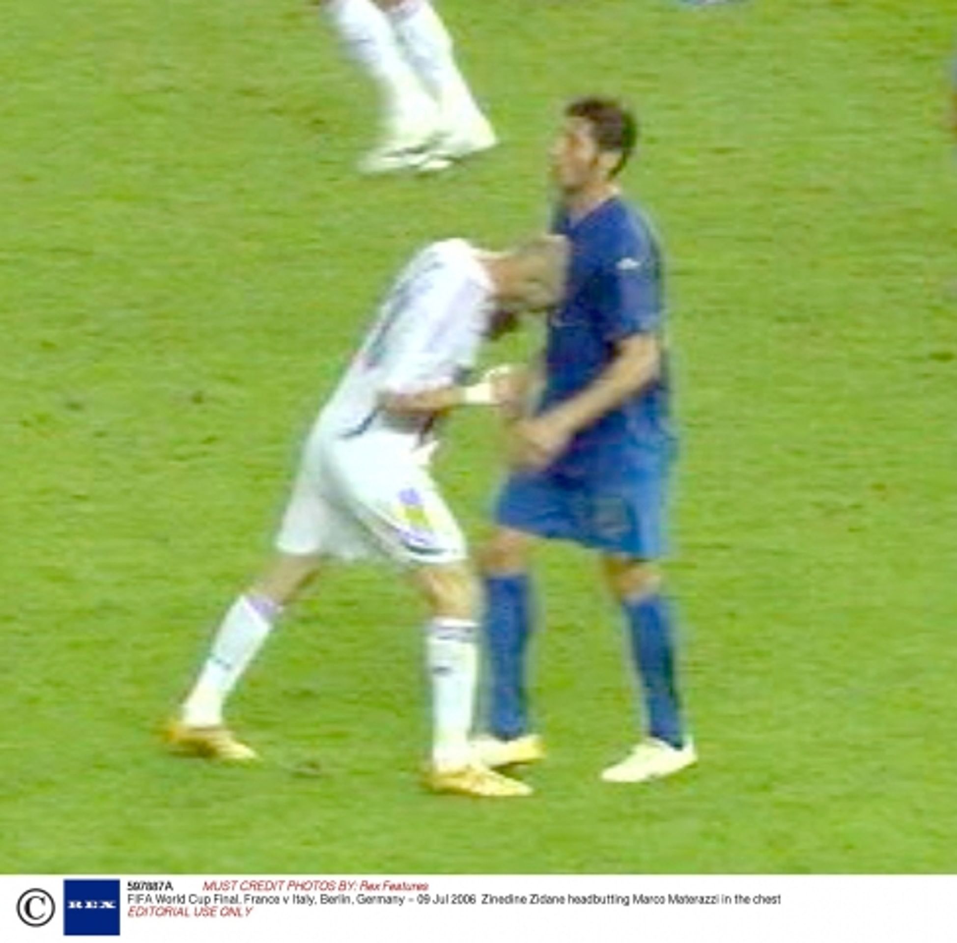 Zidane hlavička - GALERIE: Zinedine Zidane - socha hlavičky (13/13)