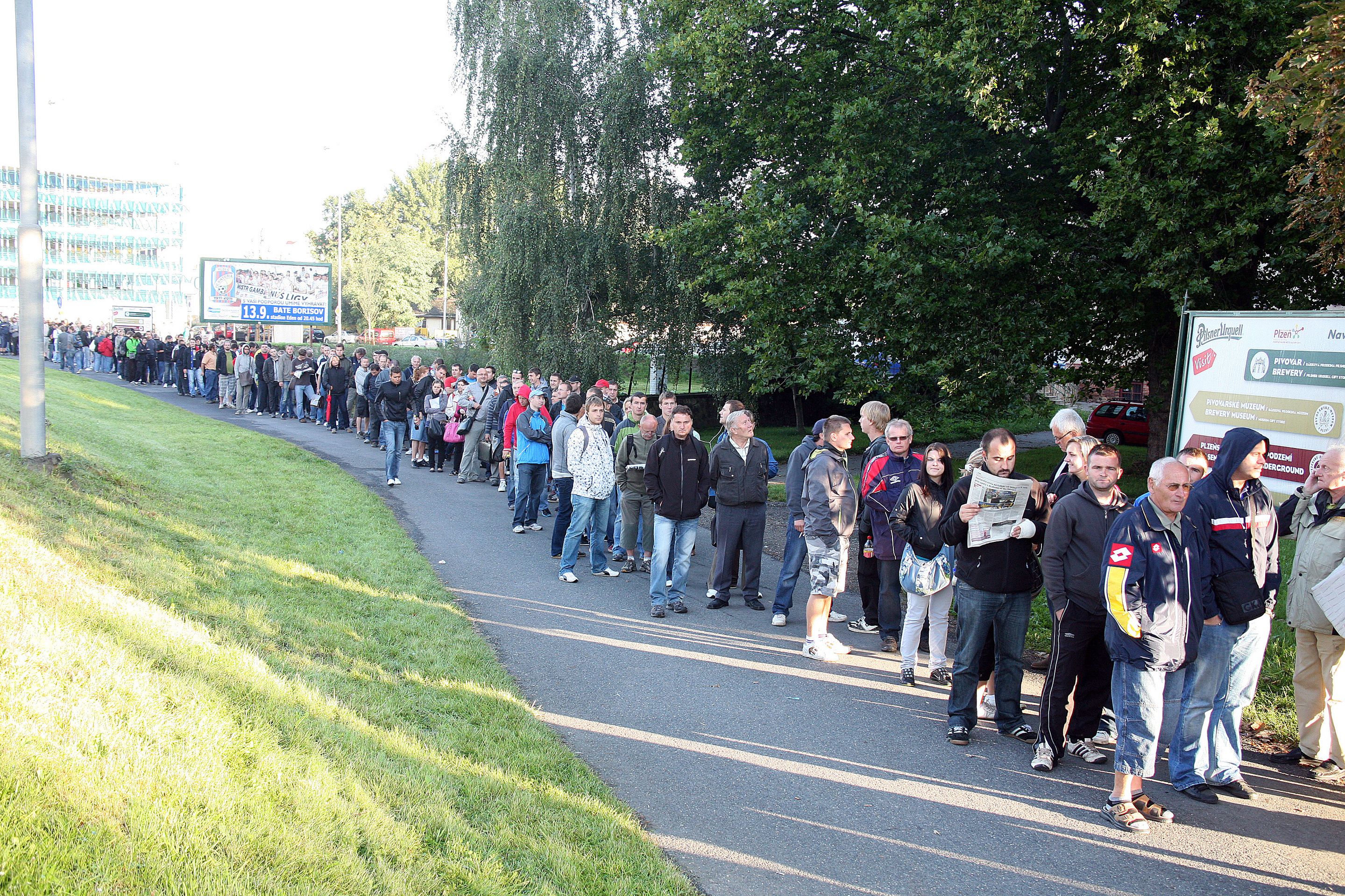 Fronty na ligu mistrů v Plzni - 2 - Galerie - Fronta na lístky na Ligu mistrů v Plzni (2/6)