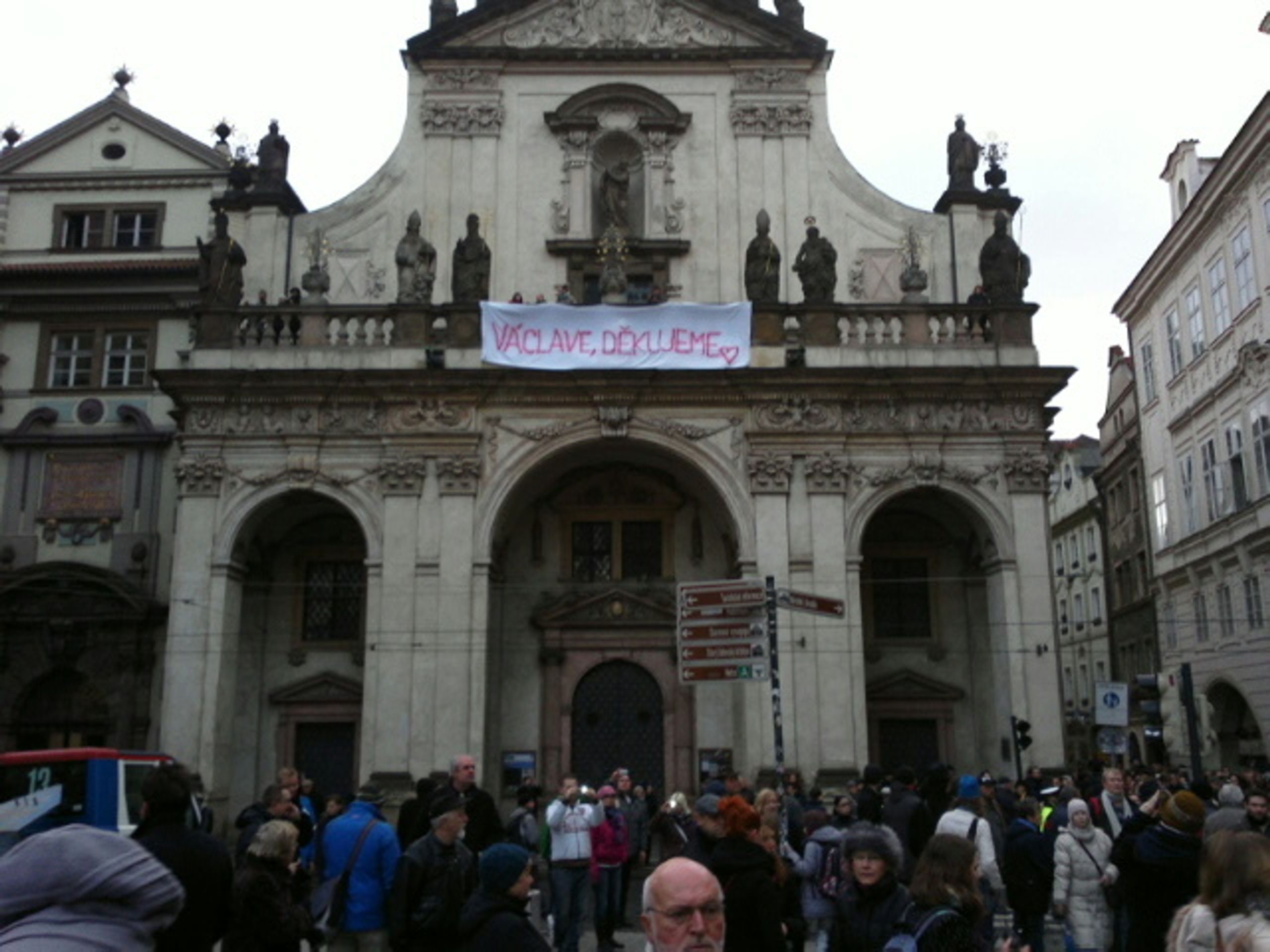 Galerie ze smutečního průvodu zesnulého Václava Havla - 8 - Galerie ze smutečního průvodu s rakví zesnulého Václava Havla (7/7)