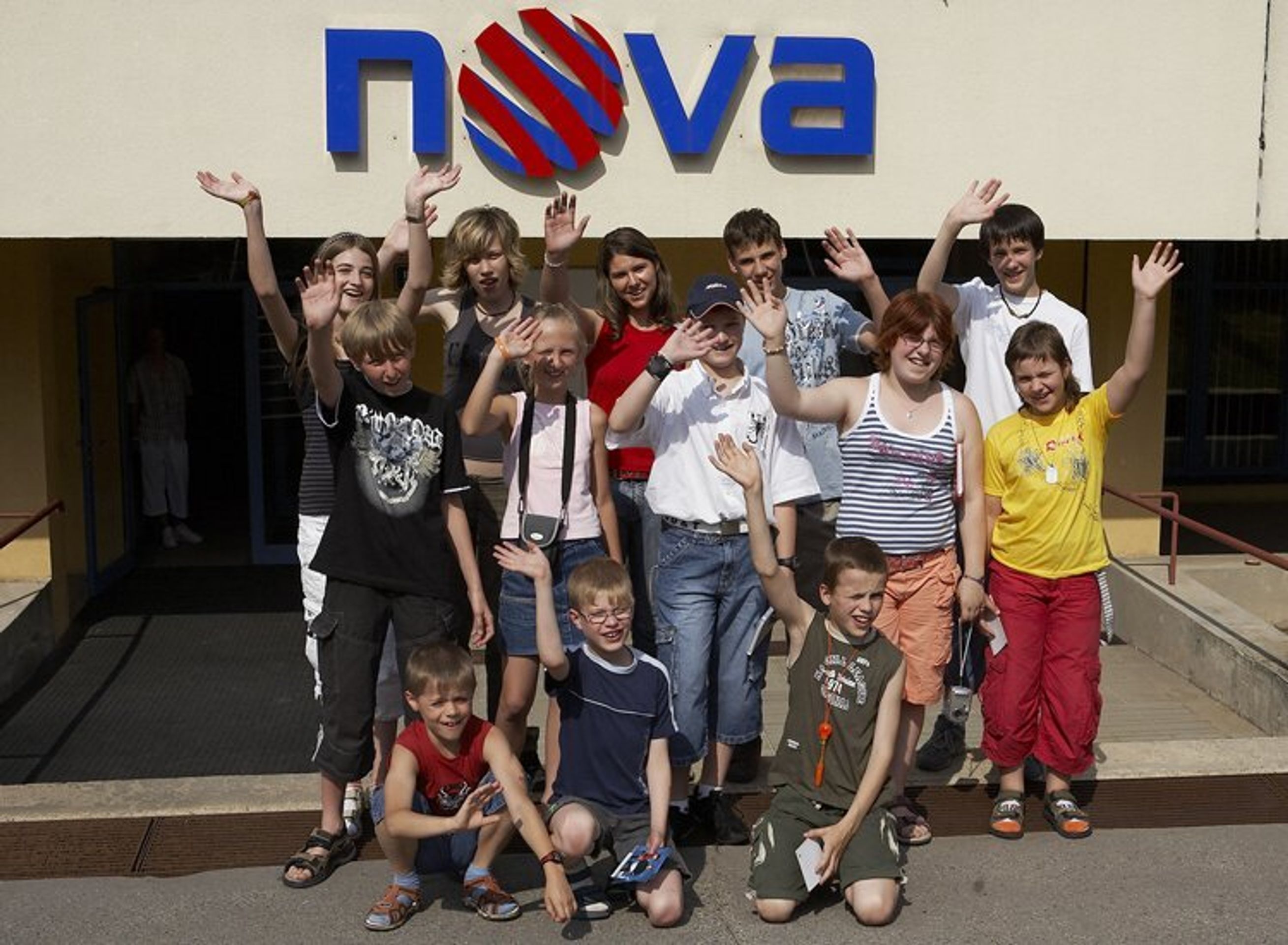 Výherci dětské soutěže v zákulisí televize Nova.  - VIDEO: Dětem se otevřely brány TV Nova! (1/5)