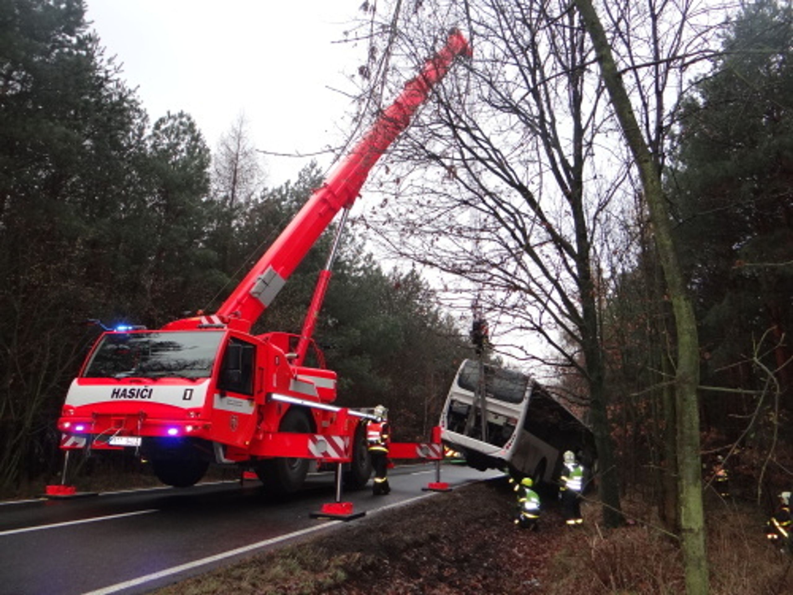 Autobus v příkopu na Opavsku vyprošťovali hasiči - 8 - GALERIE: Autobus na Opavsku vyprošťovali z příkopu hasiči (13/20)