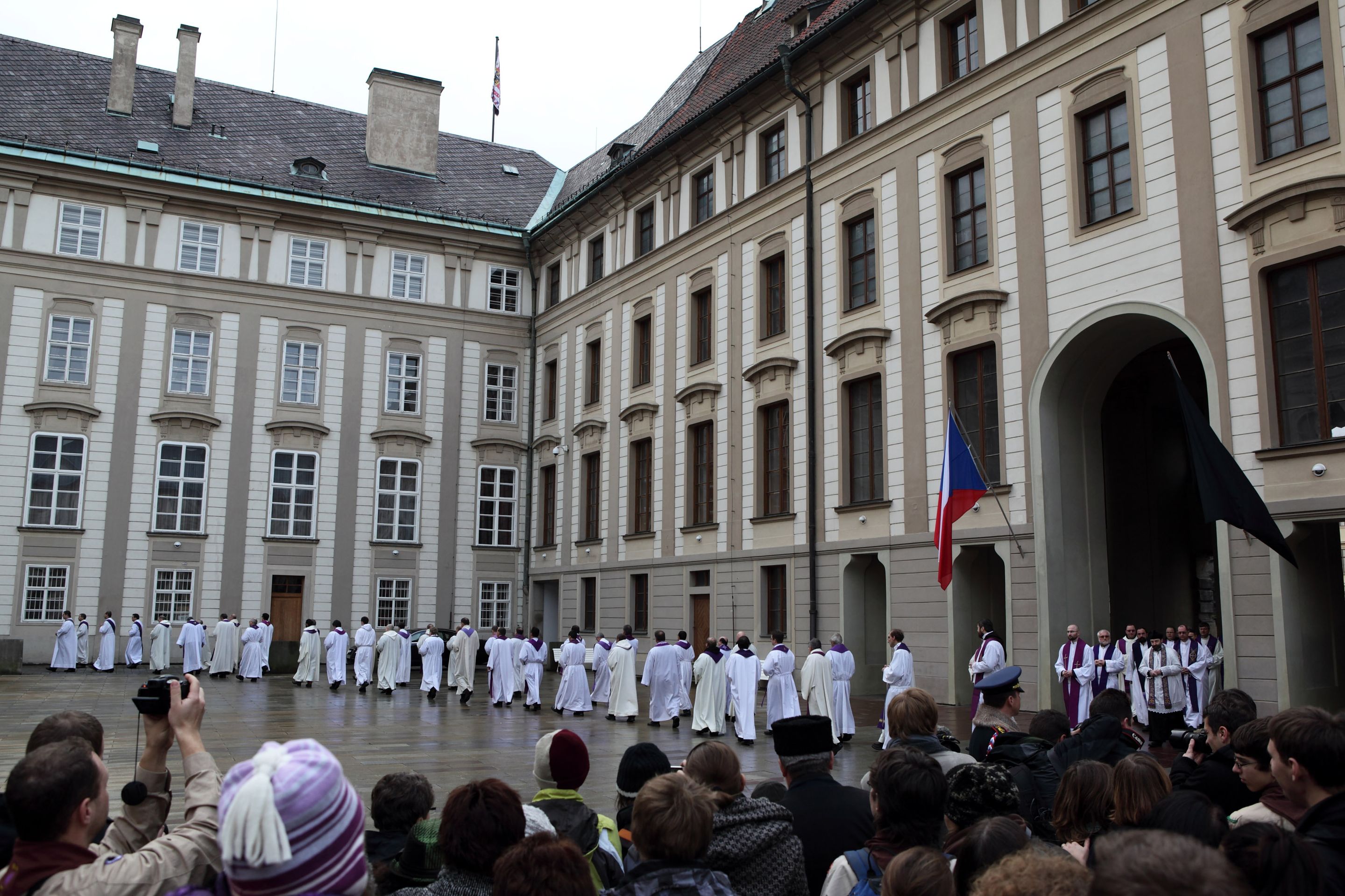 Václav Havel - ROZLOUČENÍ - Hradčanské náměstí - liturgický průvod biskupů - Galerie náměstí (4/9)