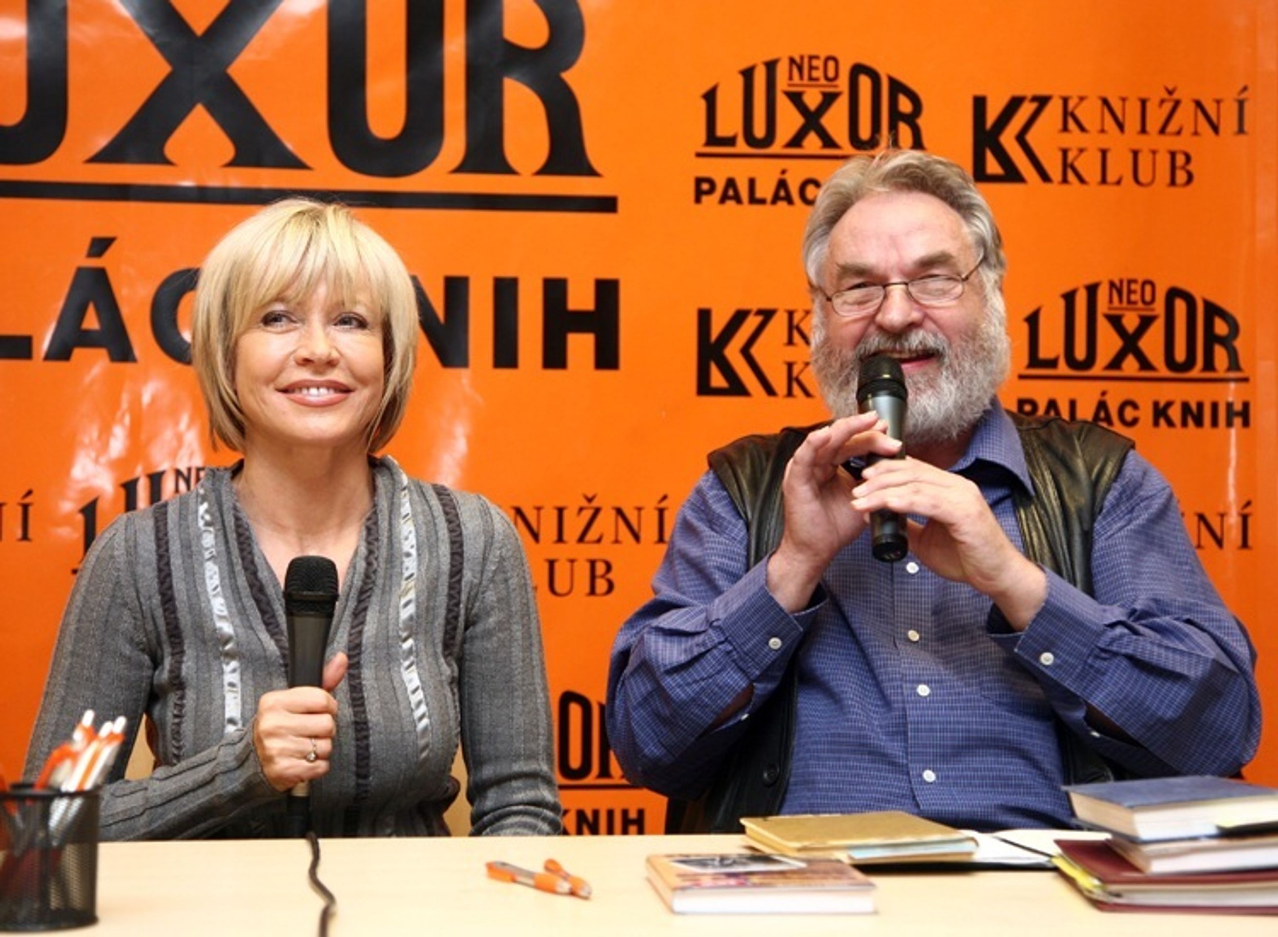 Herečka Jana Švandová při autogramiádě knihy Můj život s Králem. - Zdena Čistá se učila svůj podpis - video (3/5)