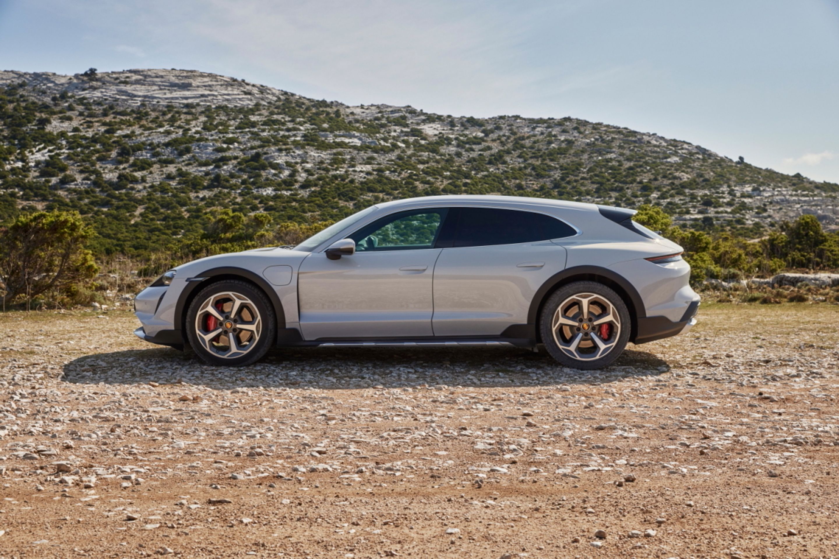 Porsche Taycan Cross Turismo - 19 - Fotogalerie: První elektrický kombík - Porsche Taycan Cross Turismo (13/19)