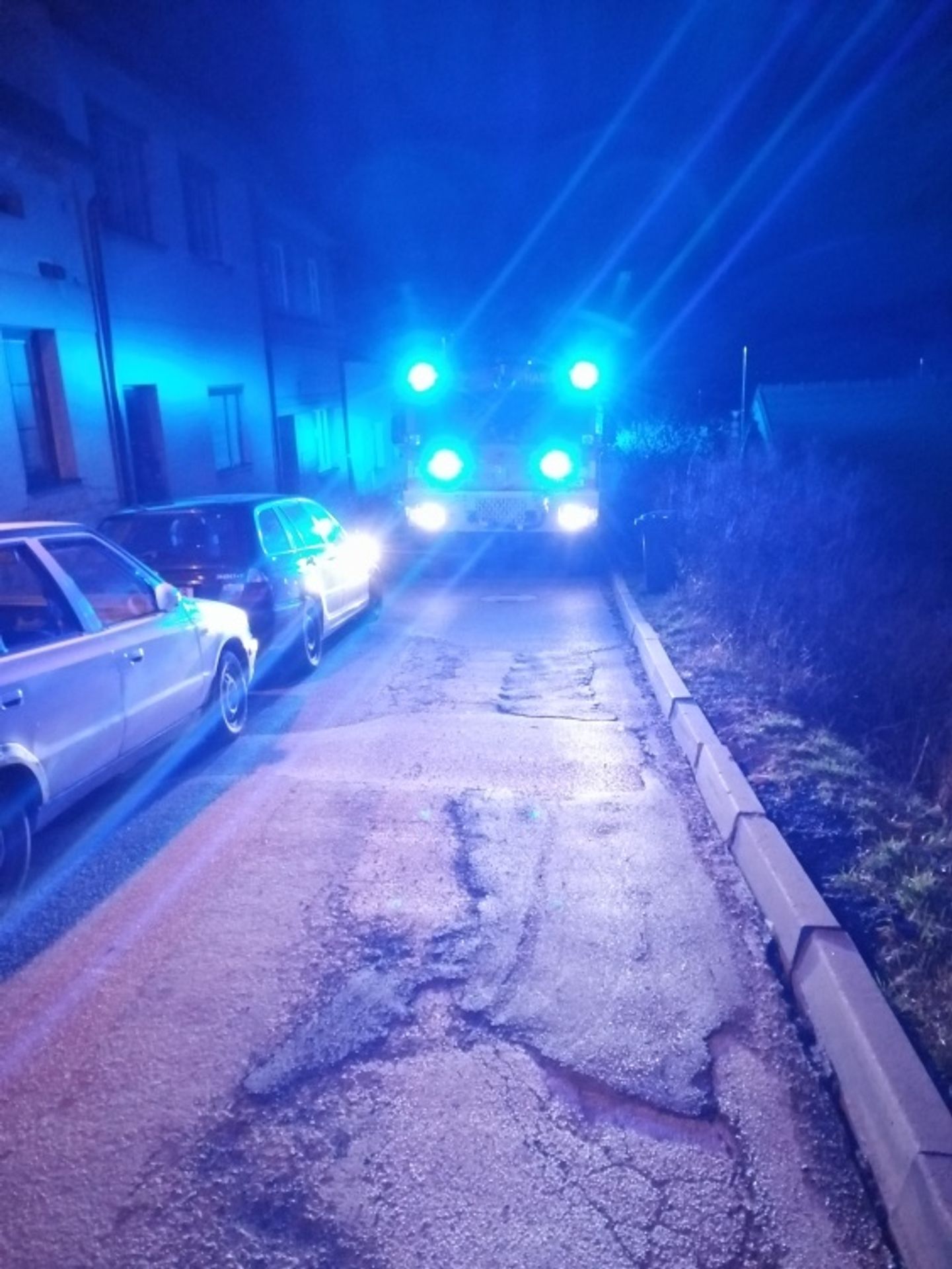 Náročná cesta k požáru - Fotogalerie: Hasiči ničili auta cestou k požáru, nemohli projet (2/5)