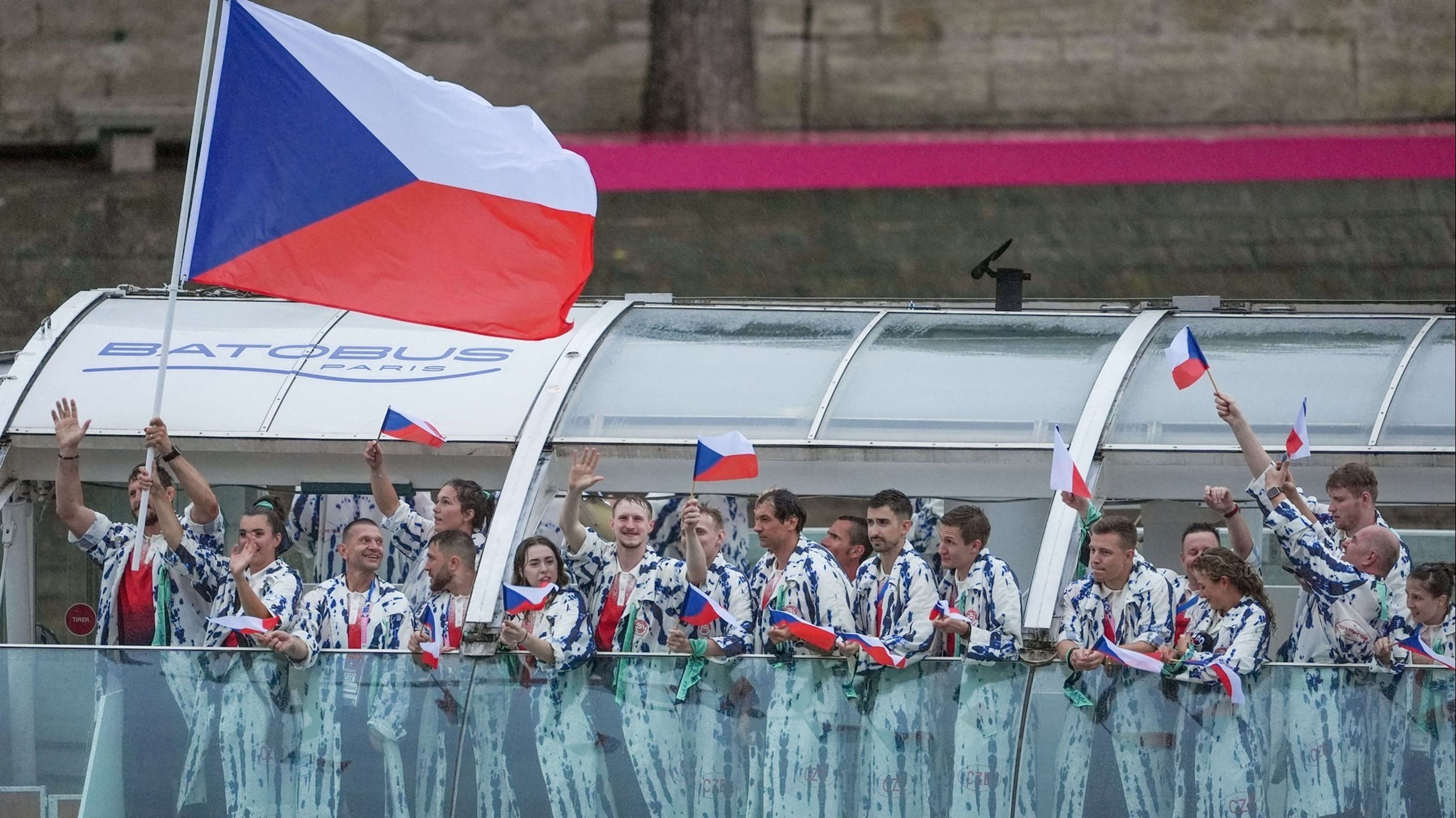 Česká olympijská výprava při zahájení  (cropped) - Zahajovací ceremoniál olympijských her v Paříži (10/10)