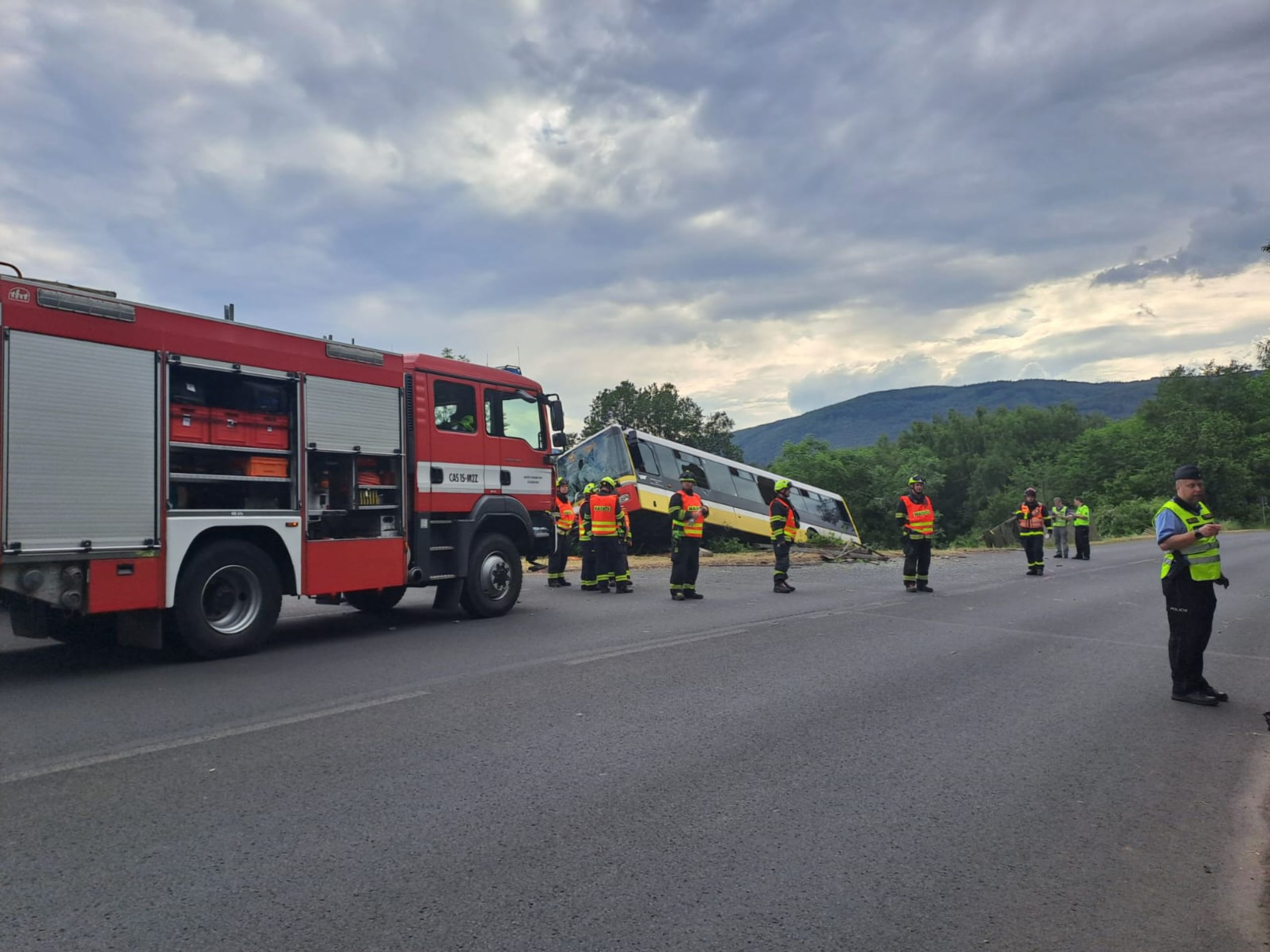 Nehoda autobusu v obci Janov na Ústecku - Nehoda autobusu v obci Janov na Ústecku (3/4)
