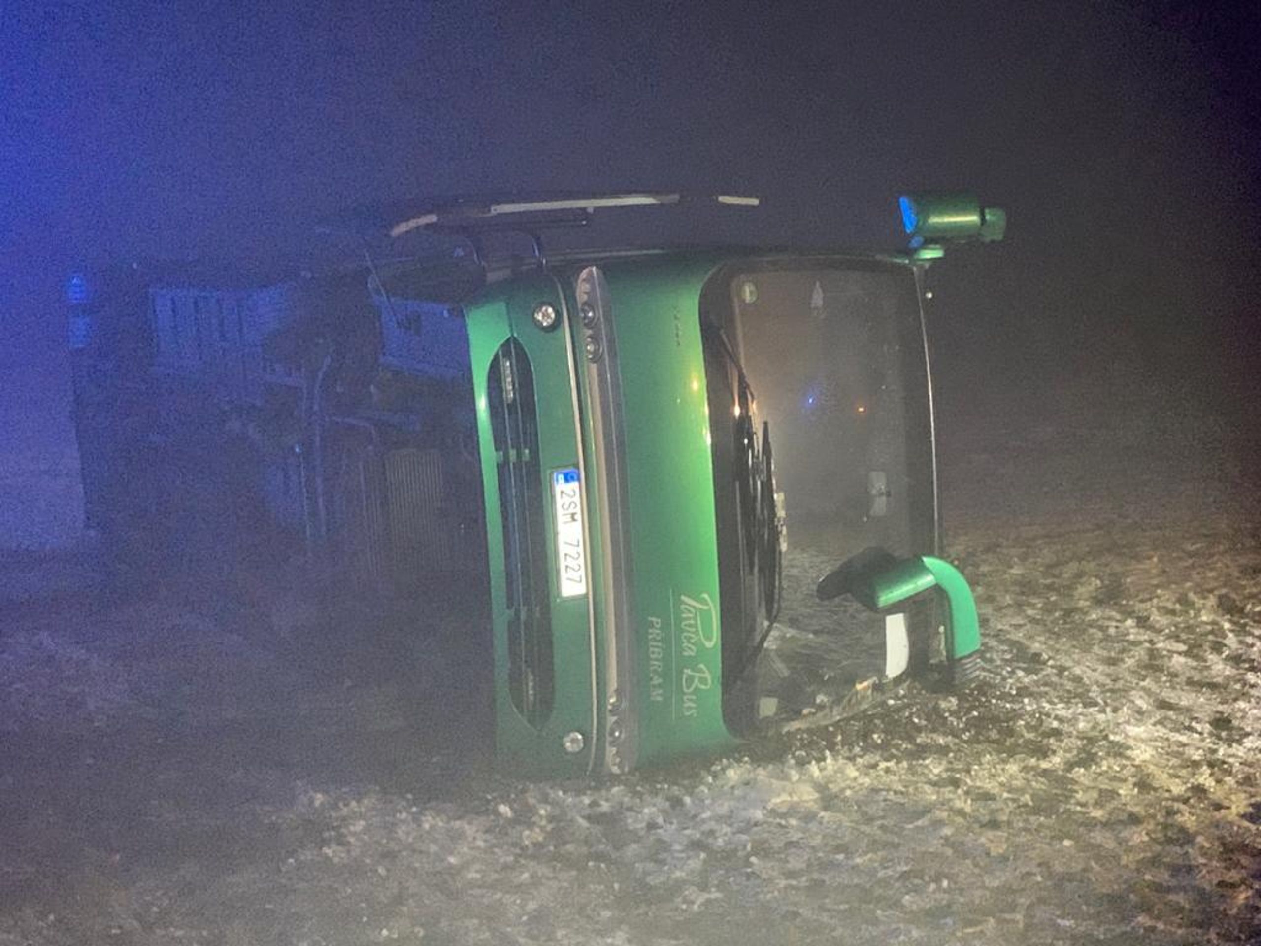 Nehoda autobusu u Mníšku pod Brdy - 2 - GALERIE: Autobus skončil na boku v Mníšku pod Brdy (7/8)