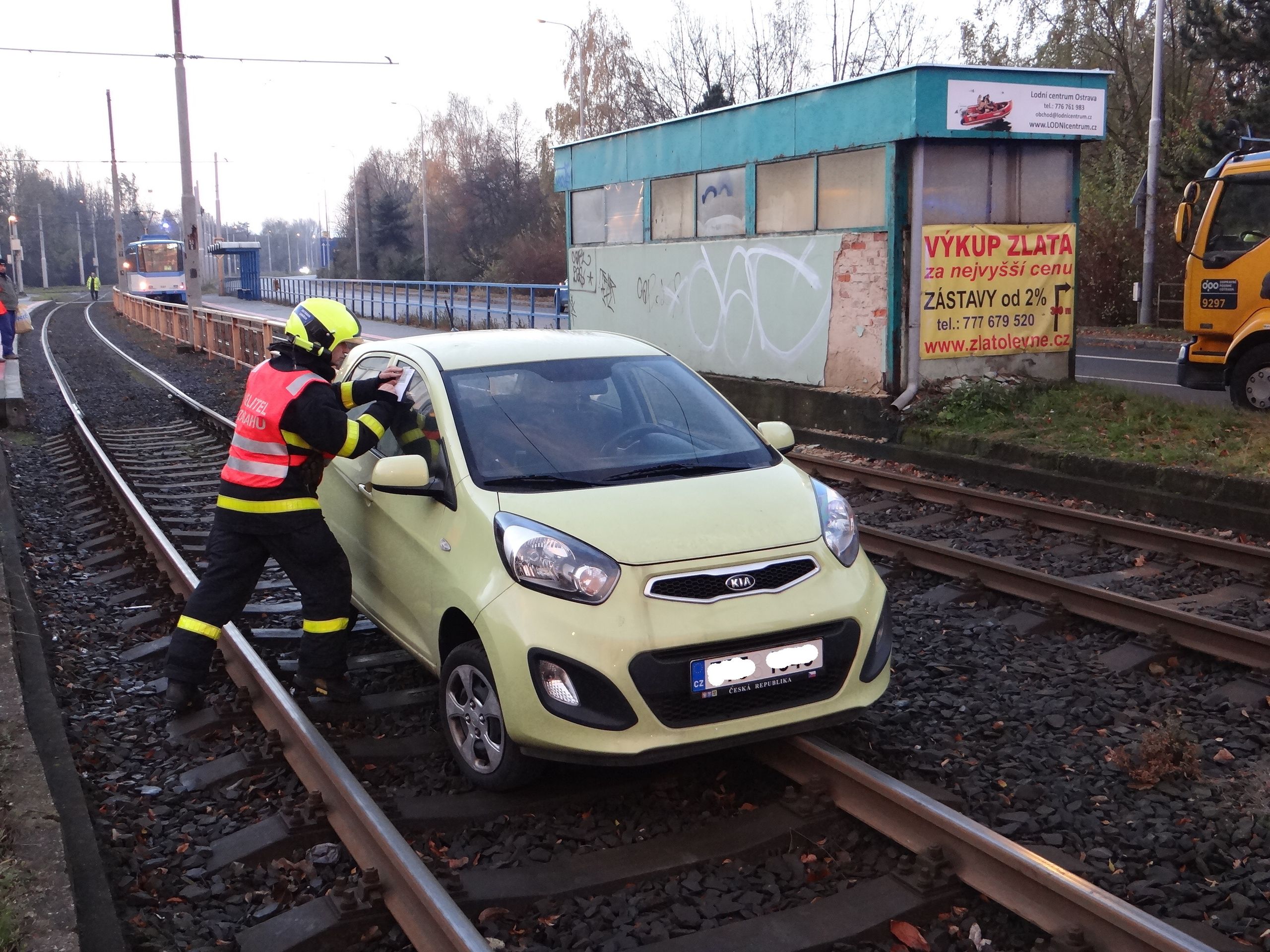 Hasiči vyprošťovali auto z tramvajových kolejí - 9 - Galerie: Hasiči vyprošťovali auto z tramvajových kolejí (9/13)