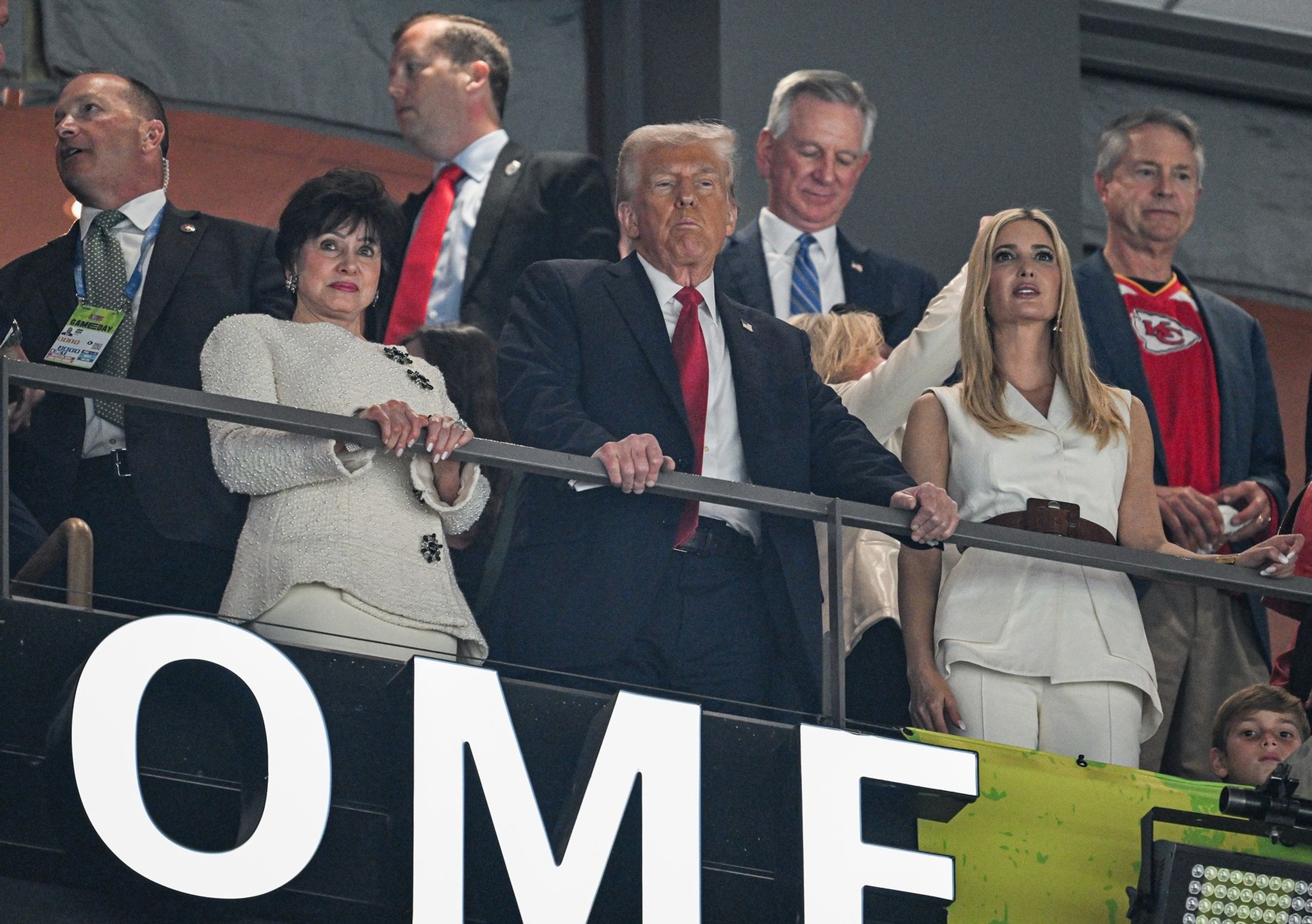 Přítomen byl i prezident USA, Donald Trump - Celebrity na Super Bowlu LIX (6/6)