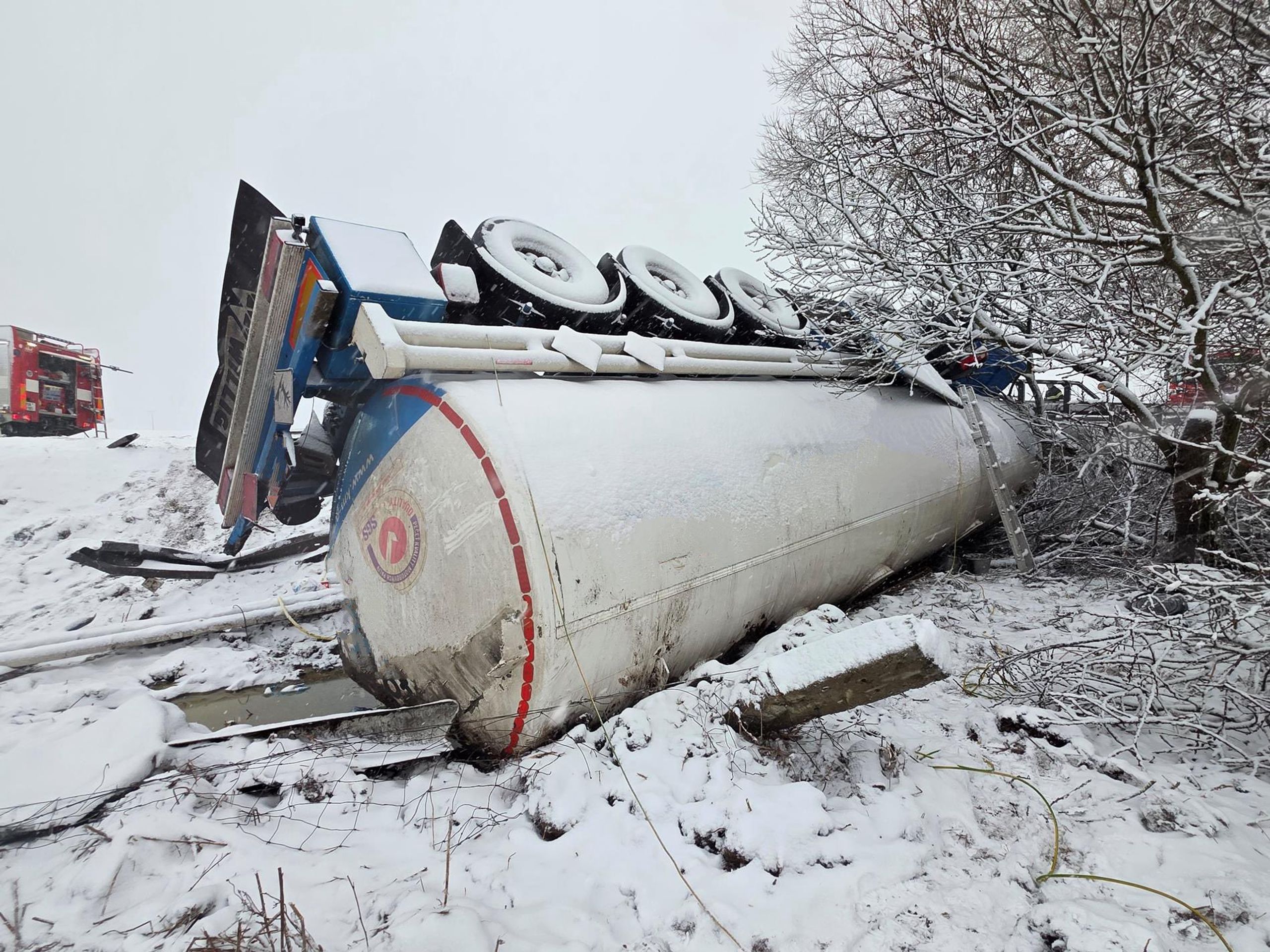 Nehoda cisterny na Rakovnicku - Nehoda cisterny na Rakovnicku (1/9)